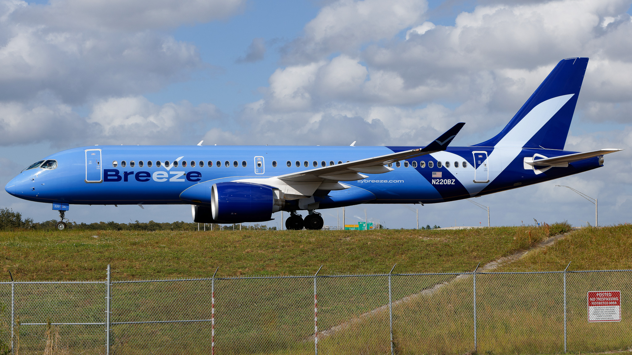 Full size: Breeze Airways Airbus A220-300 N220BZ at Orlando International Airport