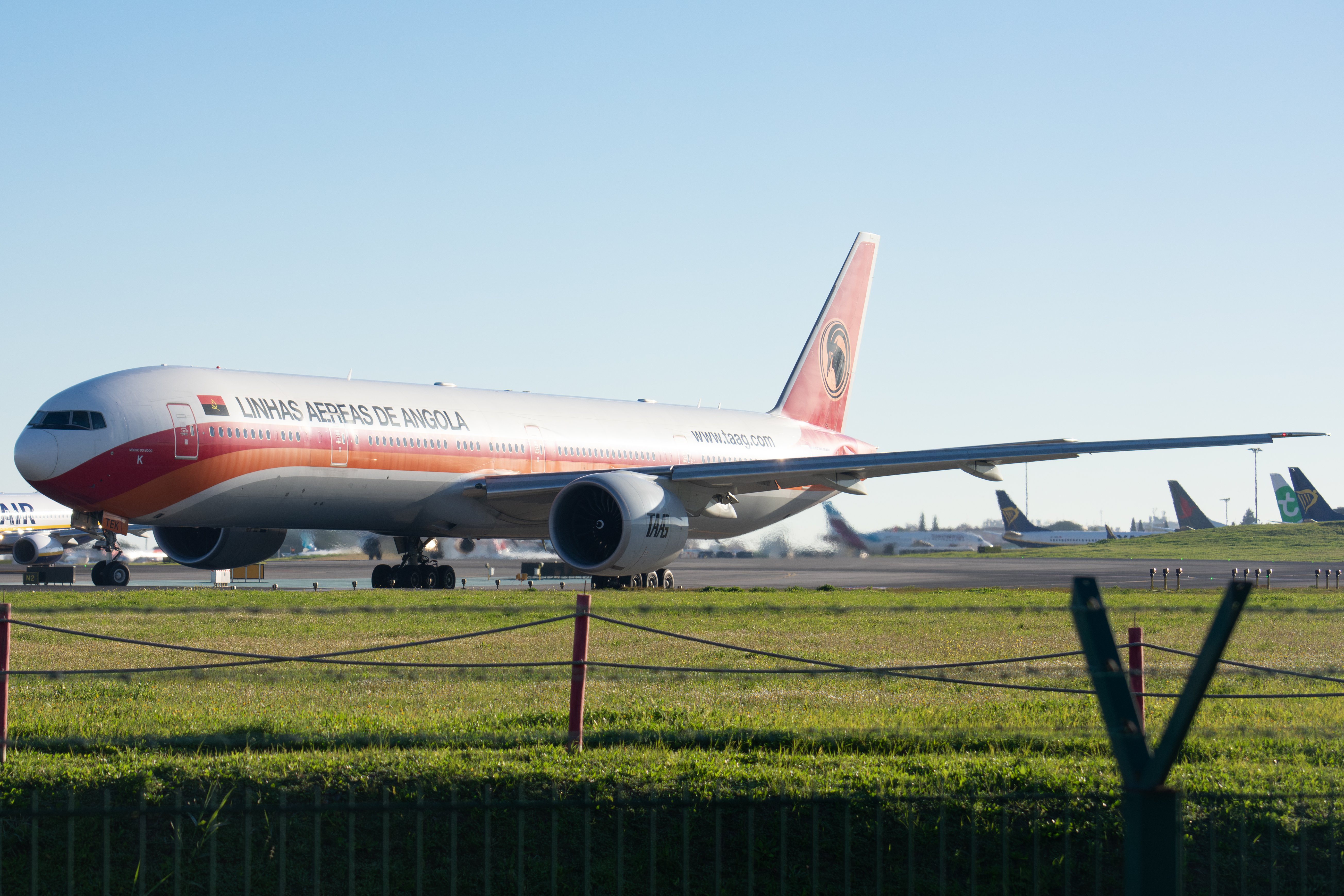 Full size: TAAG Angola Airlines Boeing 777-300ER D2-TEK at Lisbon Humberto Delgado Airport