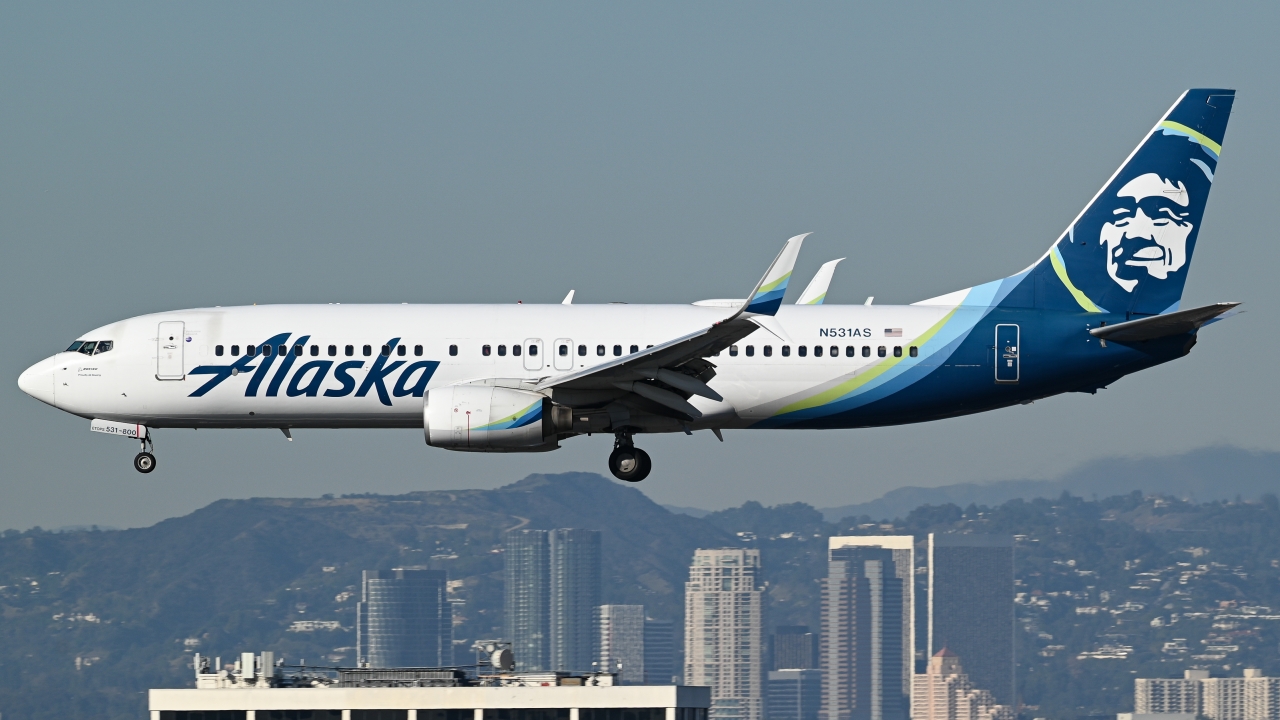 Full size: Alaska Airlines Boeing 737-800 N531AS at Los Angeles International Airport