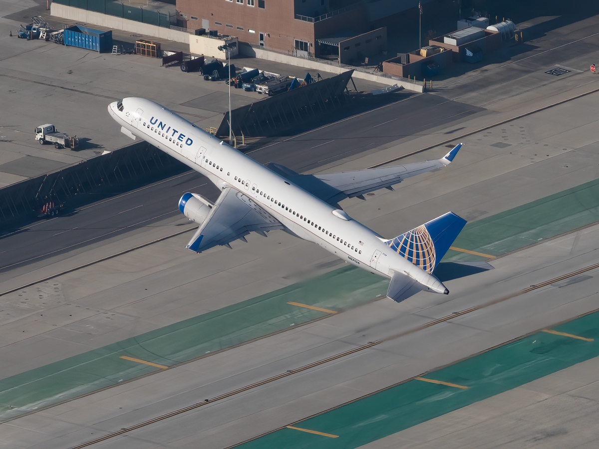 Full size: United Airlines Boeing 757-200 N67134 at Los Angeles International Airport