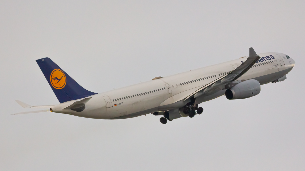 Full size: Lufthansa Airbus A330-300 D-AIKE at Miami International Airport