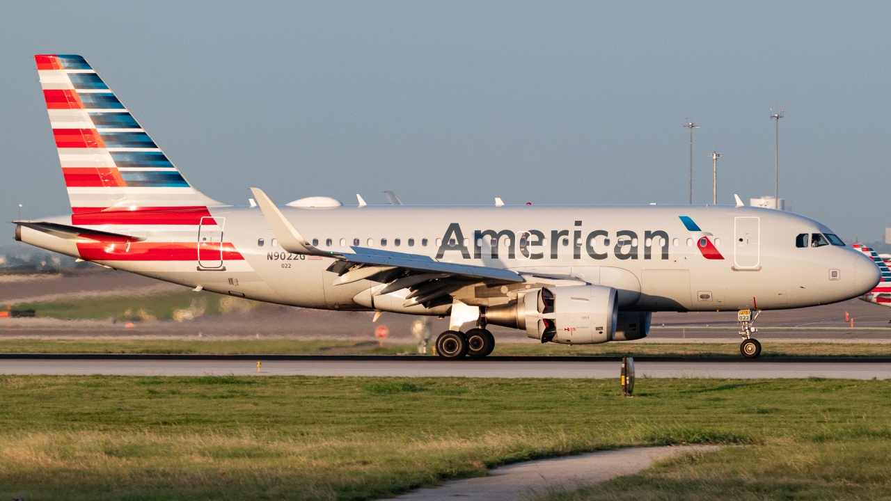 Full size: American Airlines Airbus A319 N9022G at Dallas-Fort Worth International Airport