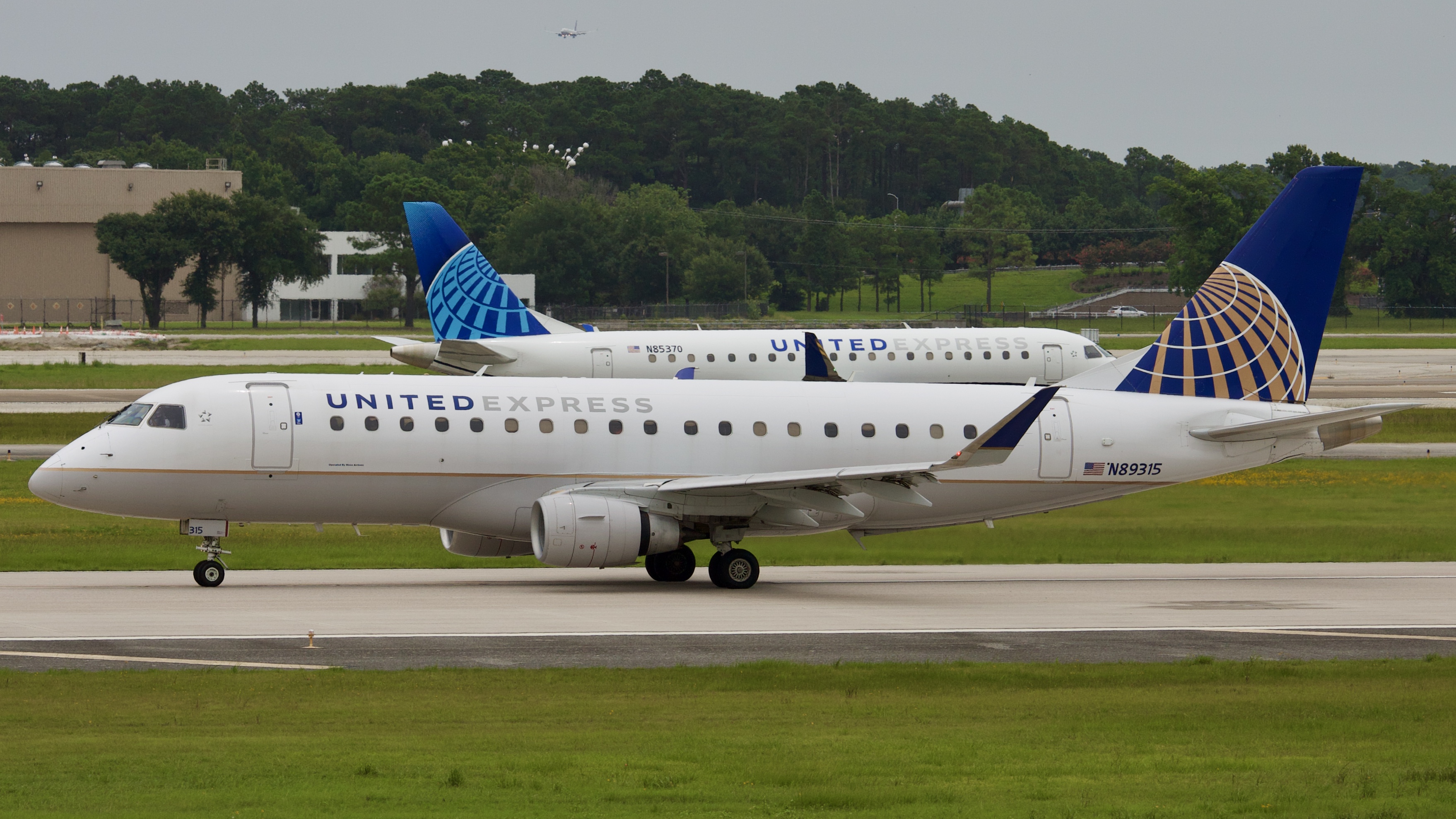 Full size: United Express Embraer E175 N89315 at Houston-George Bush Intercontinental Airport