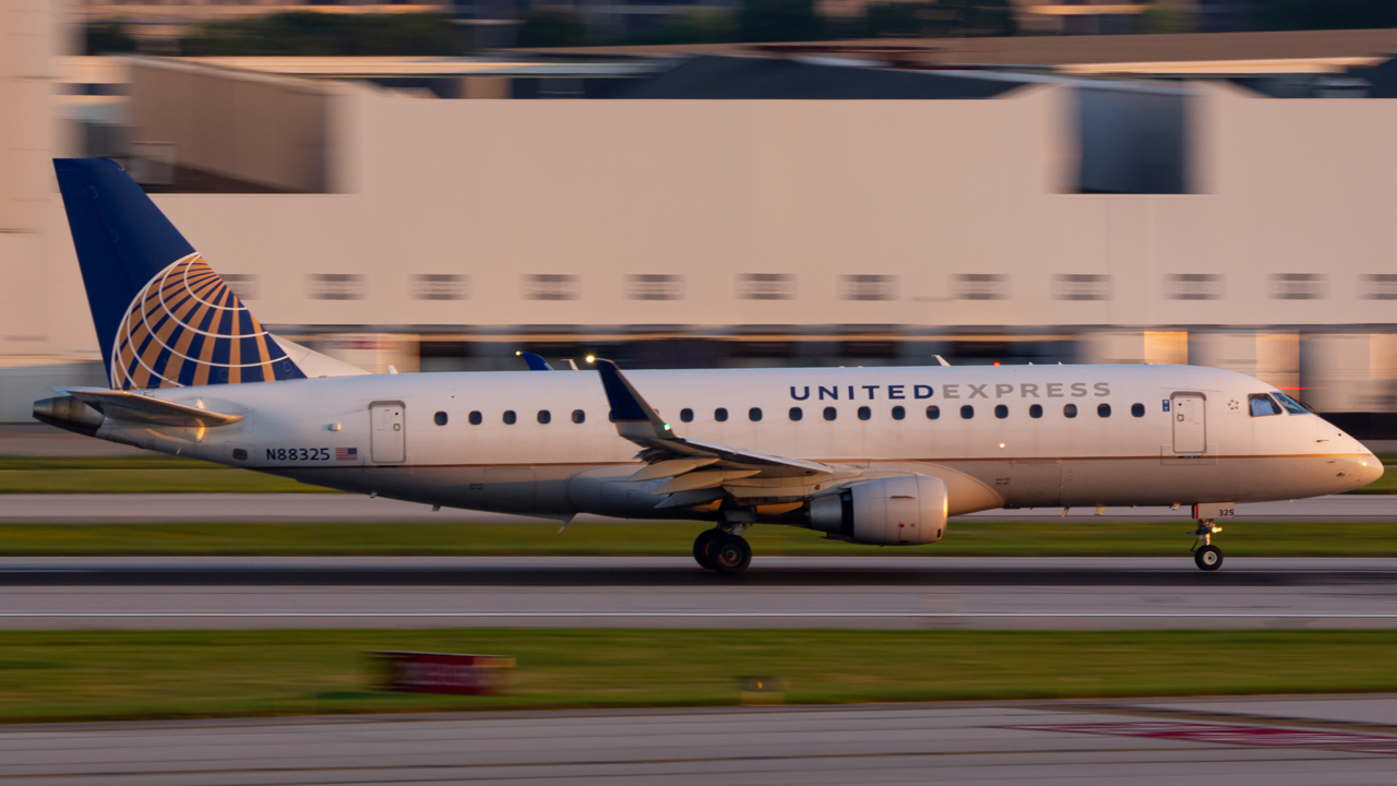 Full size: Mesa Airlines Embraer E170 N88325 at John Glenn Columbus International Airport