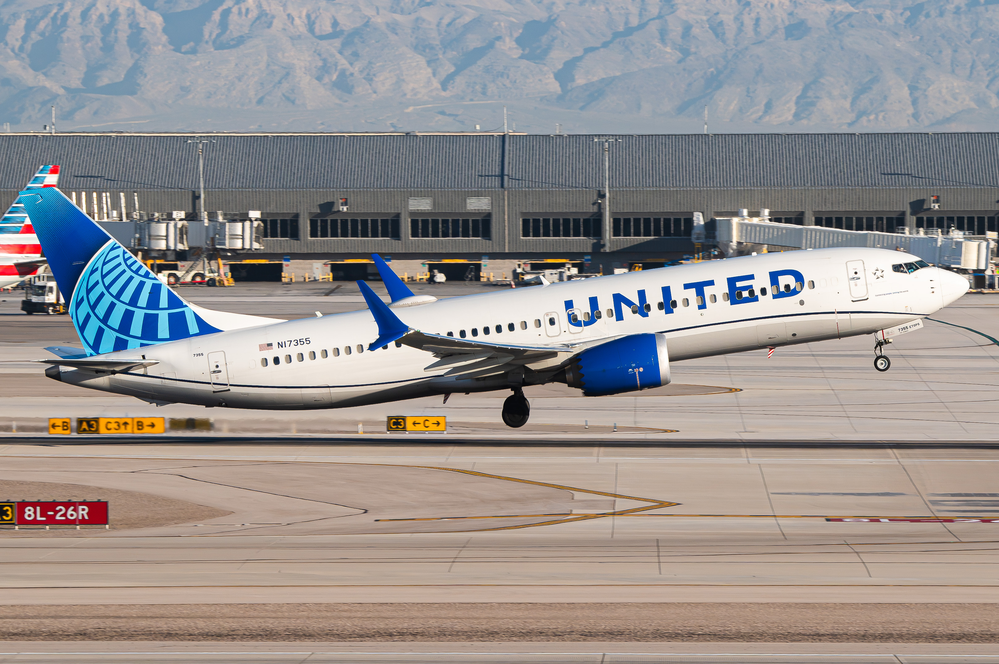 Full size: United Airlines Boeing 737 MAX 8 N17355 at Harry Reid International Airport
