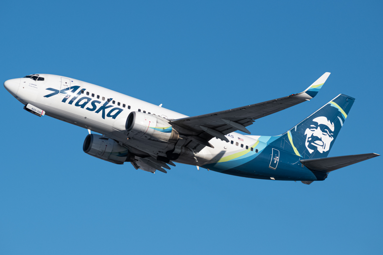 Full size: Alaska Airlines Boeing 737-700 N622AS at Anchorage Ted Stevens International Airport