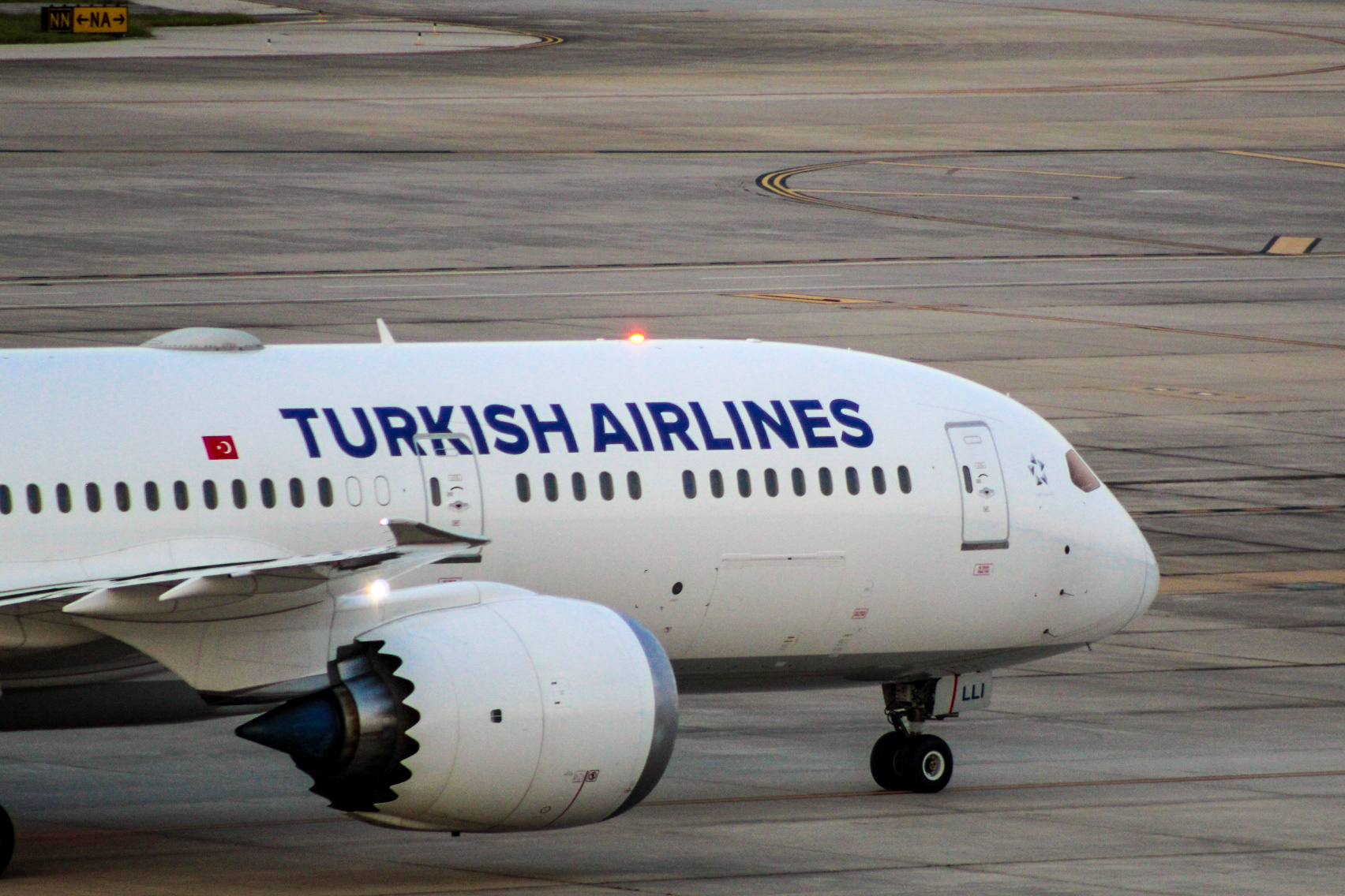 Full size: Turkish Airlines Boeing 787-9 TC-LLI at Houston-George Bush Intercontinental Airport