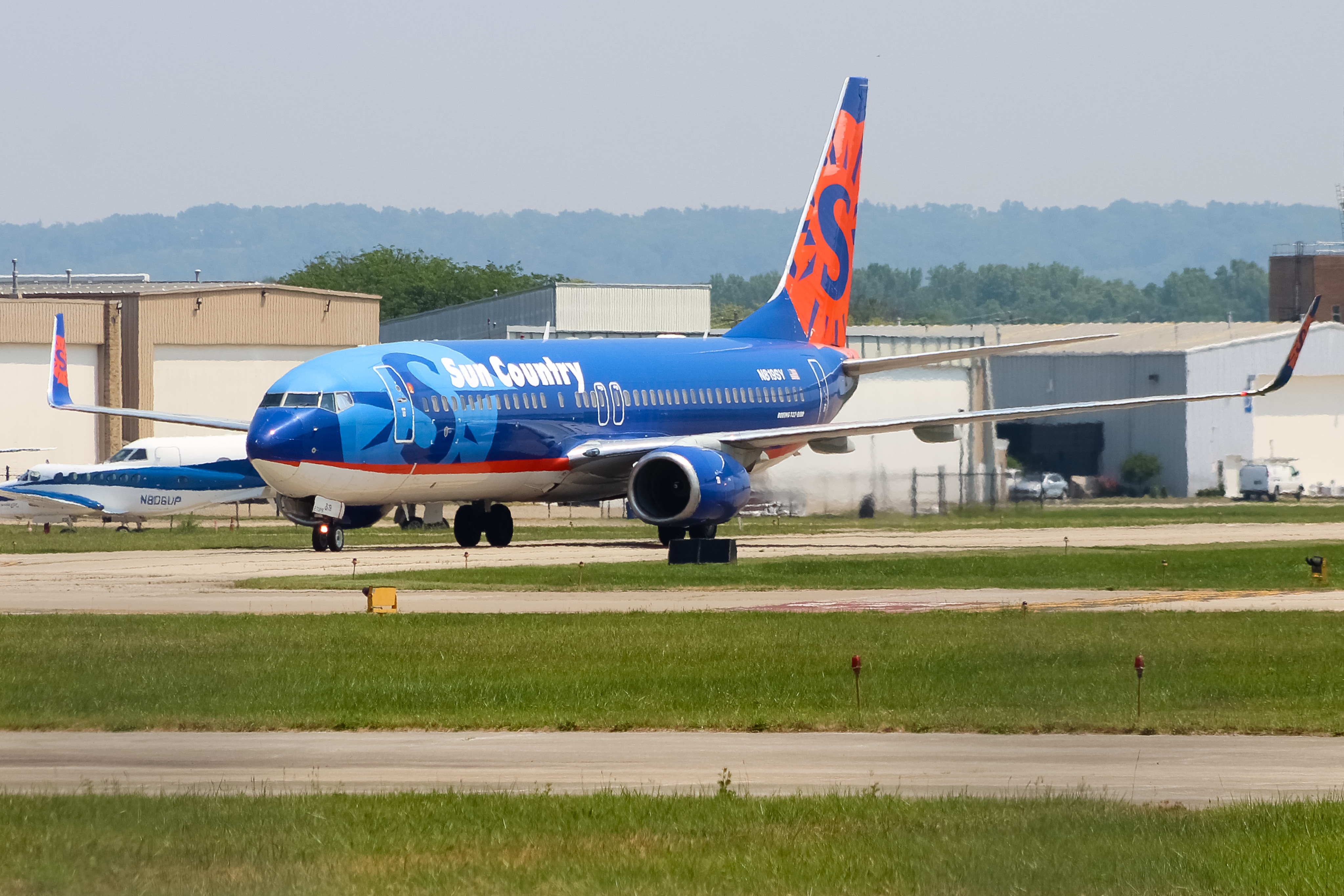Full size: Sun Country Airlines Boeing 737-800 N819SY at Cincinnati Municipal Airport/Lunken Field