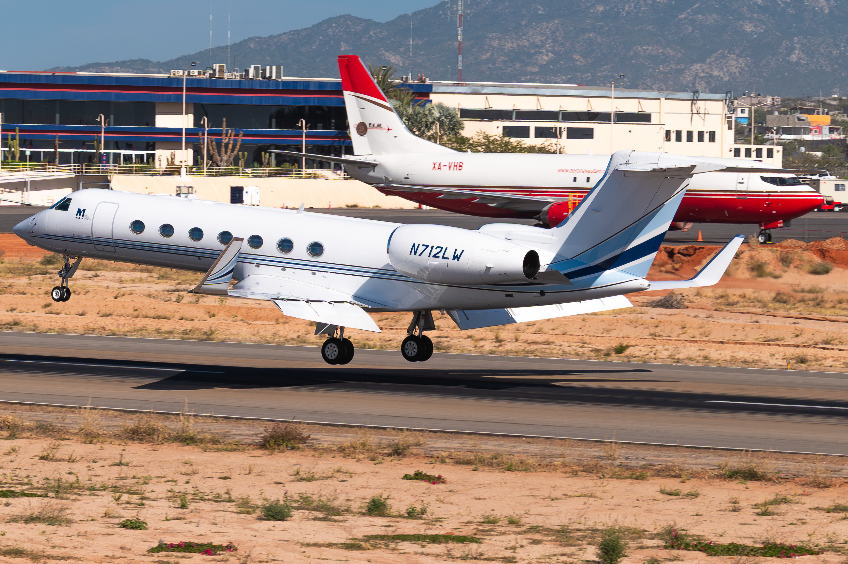 Full size: PRIVATE Gulfstream G550 N712LW at Aeropuerto de Cabo San Lucas Internacional