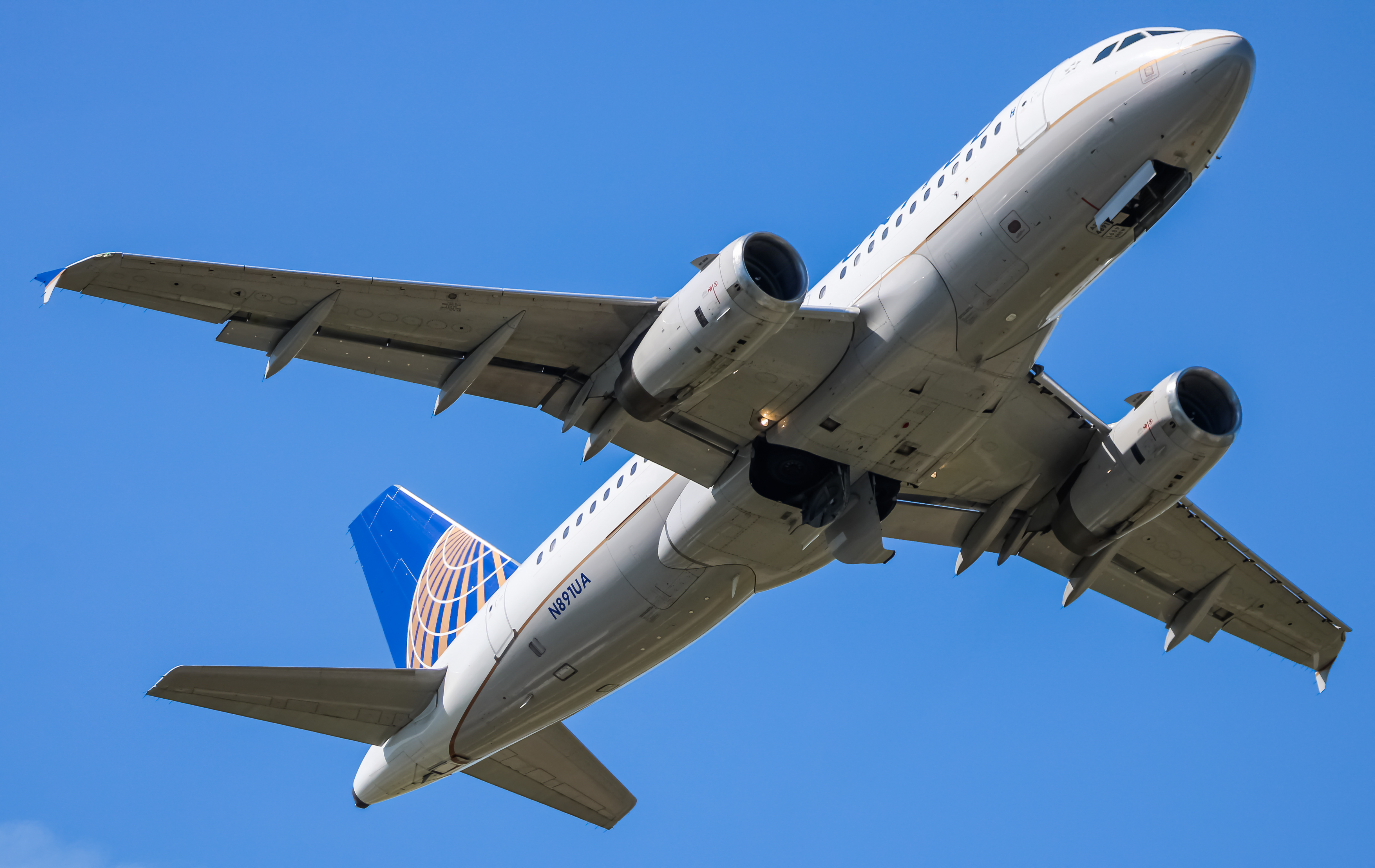 Full size: United Airlines Airbus A319 N891UA at Baltimore/Washington International Thurgood Marshall Airport