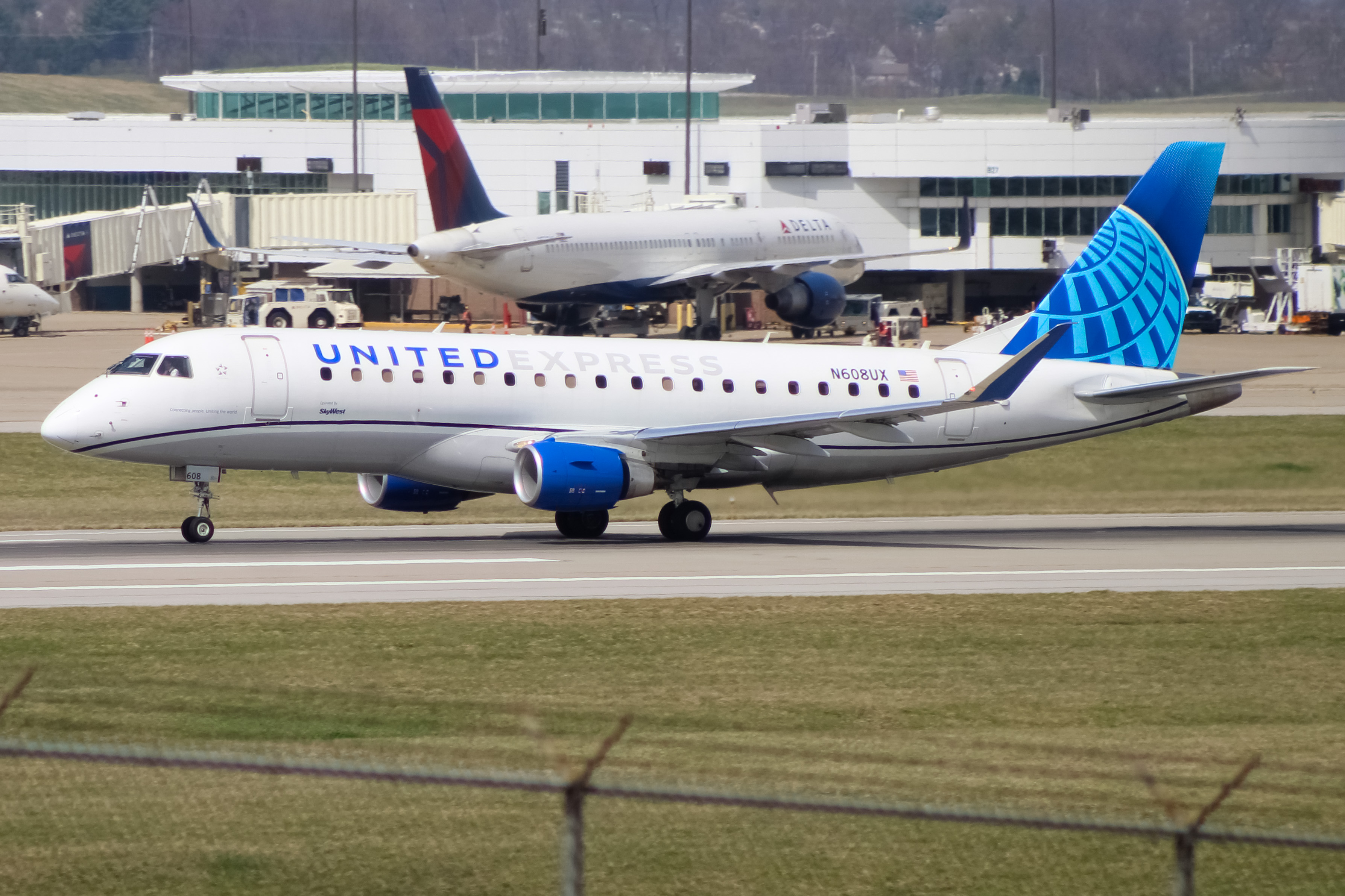 Full size: United Express Embraer E175 N608UX at Cincinnati/Northern Kentucky International Airport