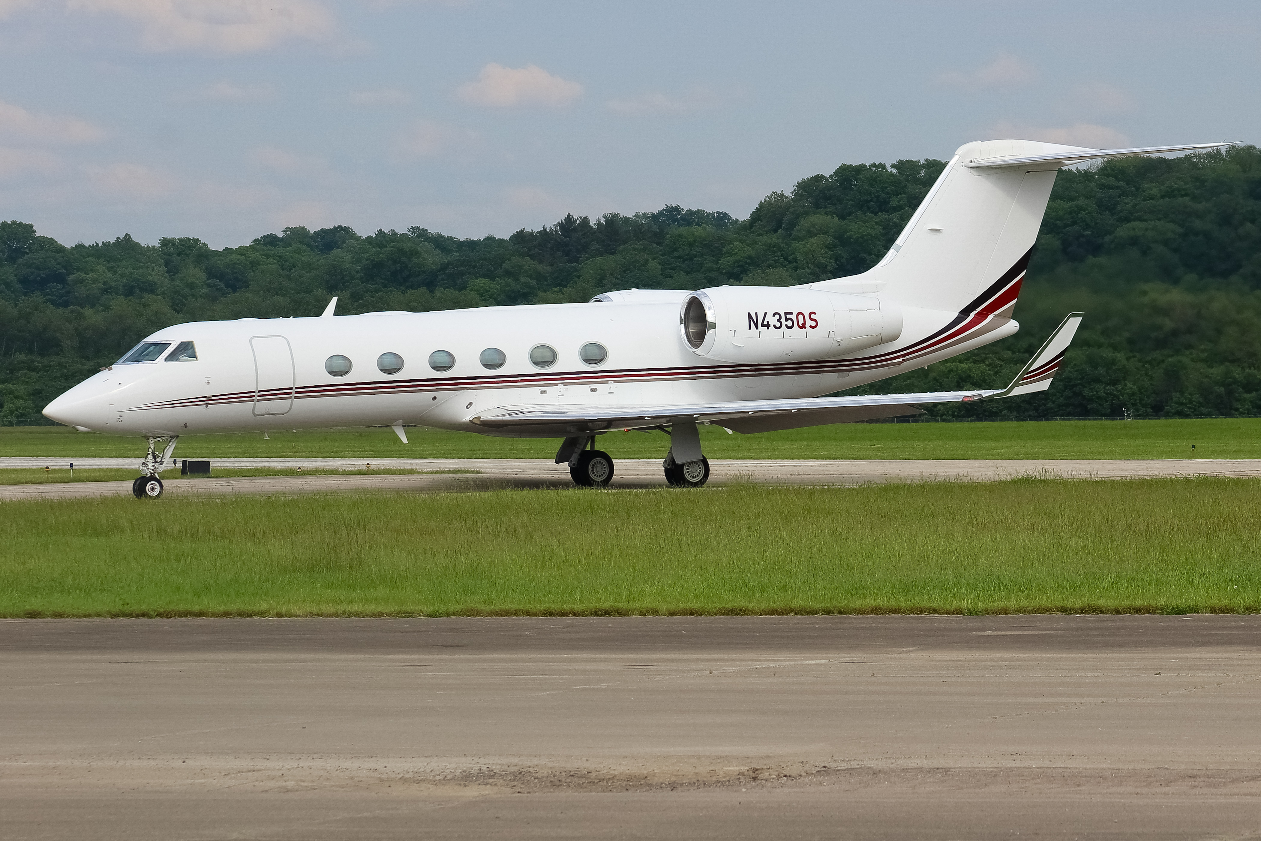 Full size: NetJets Gulfstream IV N435QS at Cincinnati Municipal Airport/Lunken Field