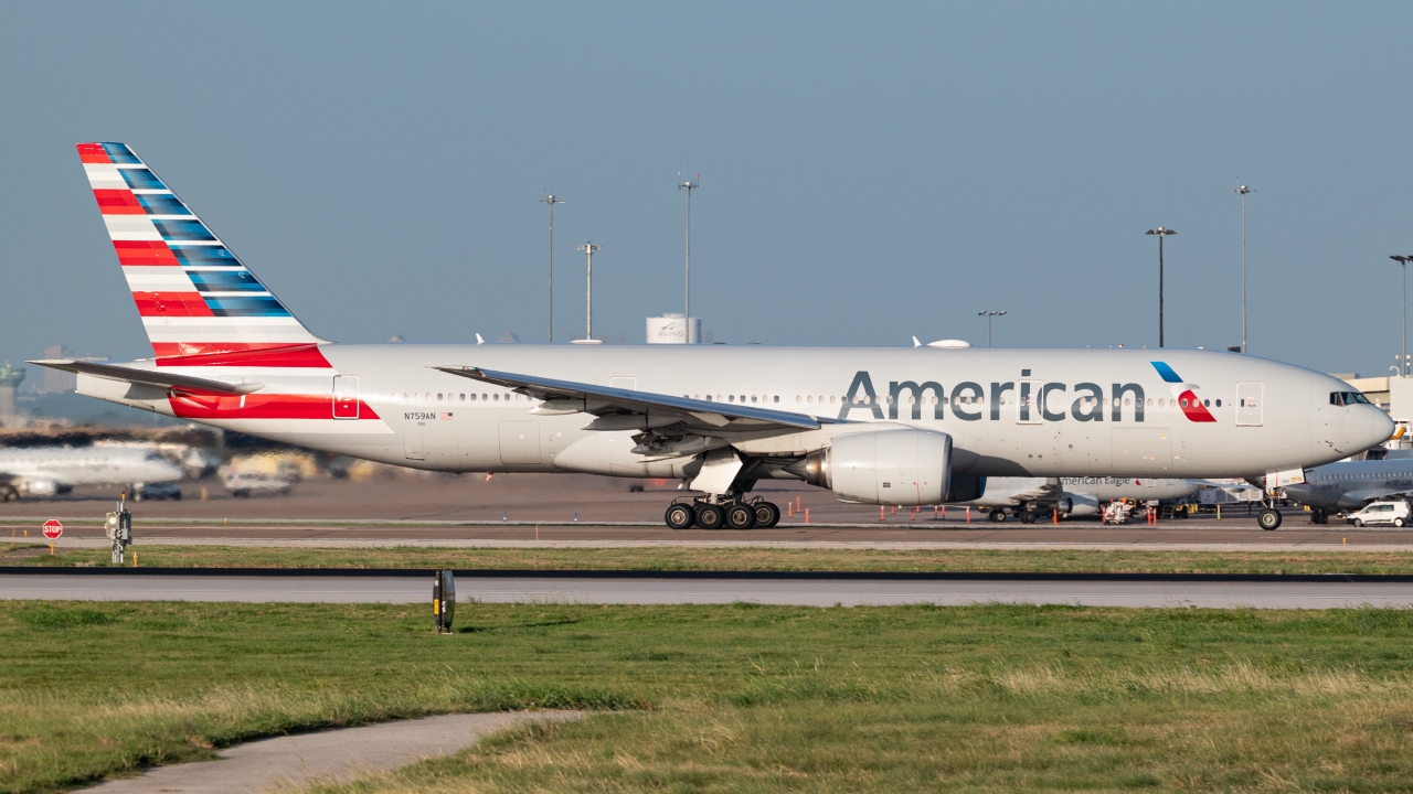 Full size: American Airlines Boeing 777-200ER N759AN at Dallas-Fort Worth International Airport