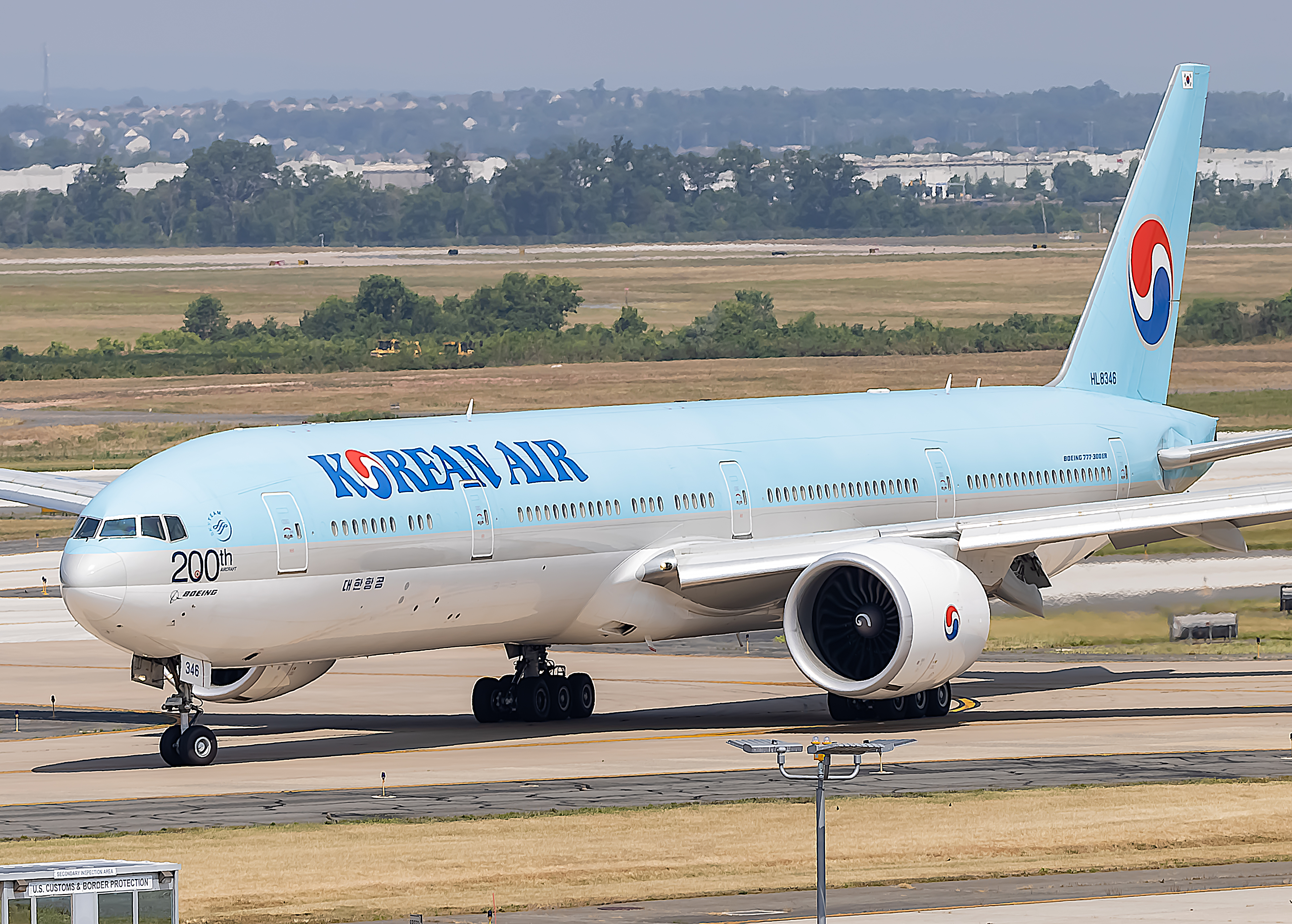 Full size: Korean Air Boeing 777-300ER HL8346 at Washington Dulles International Airport