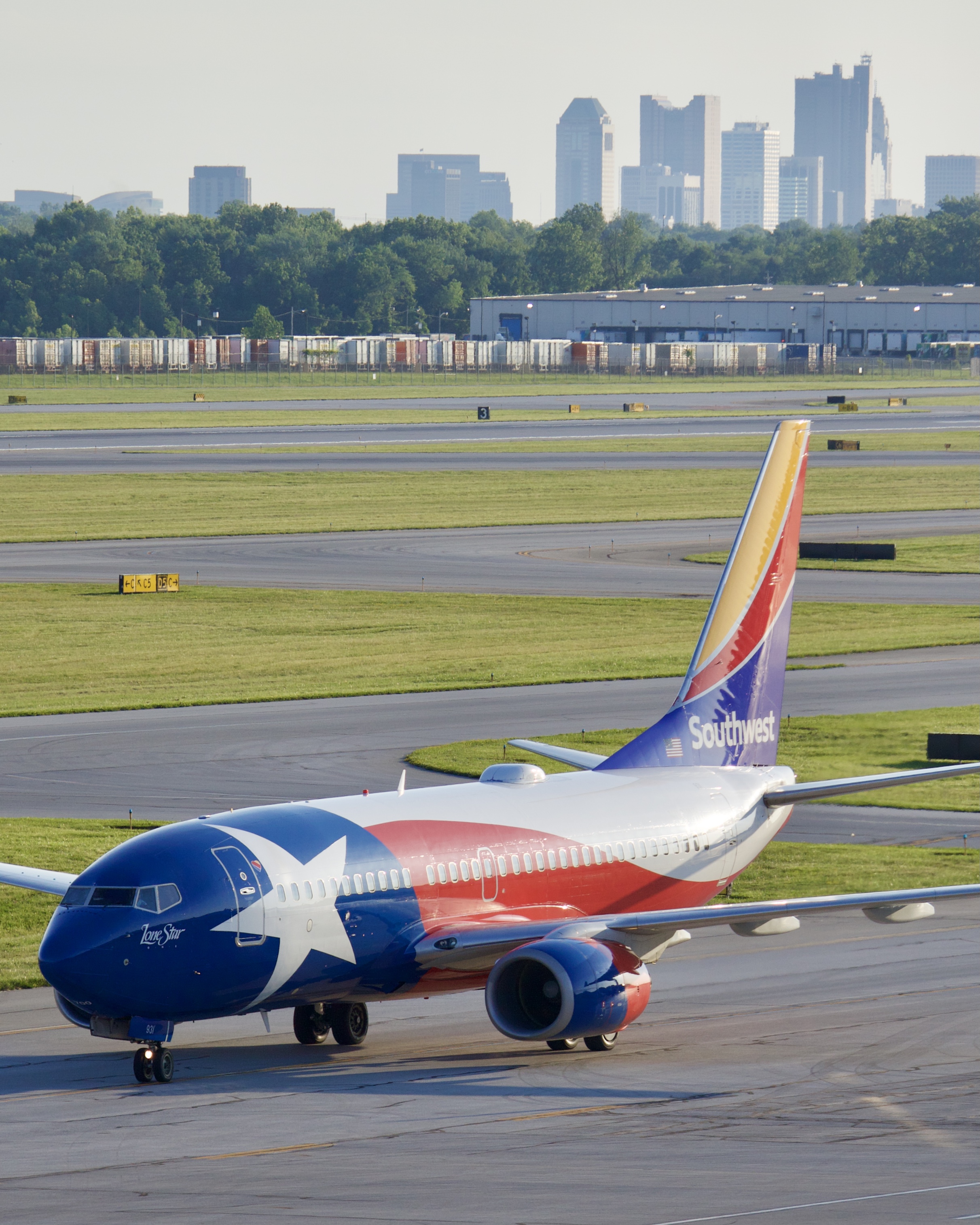 Full size: Southwest Airlines Boeing 737-700 N931WN at John Glenn Columbus International Airport