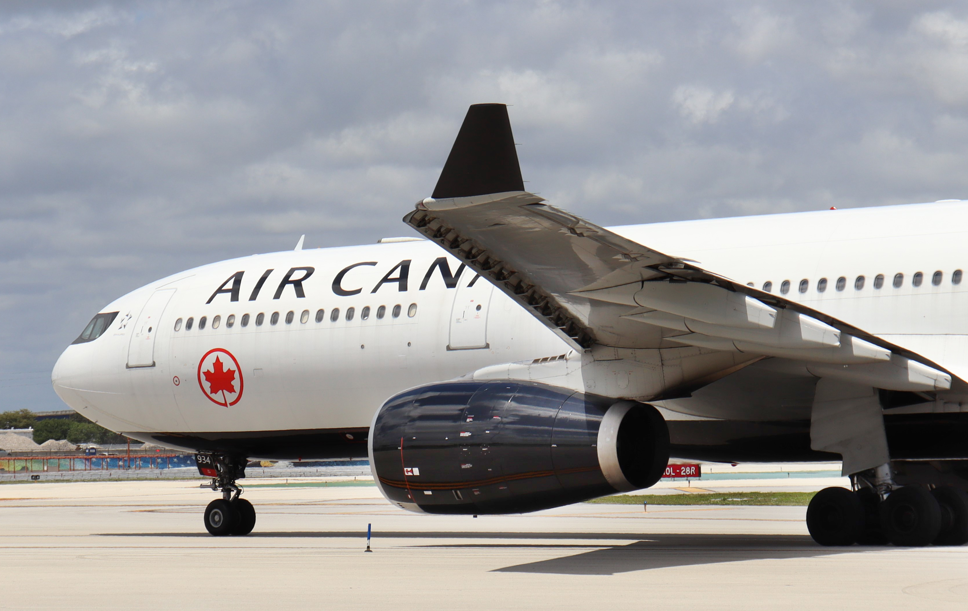 Full size: Air Canada Airbus A330-300 C-GFUR at Fort Lauderdale/Hollywood International Airport
