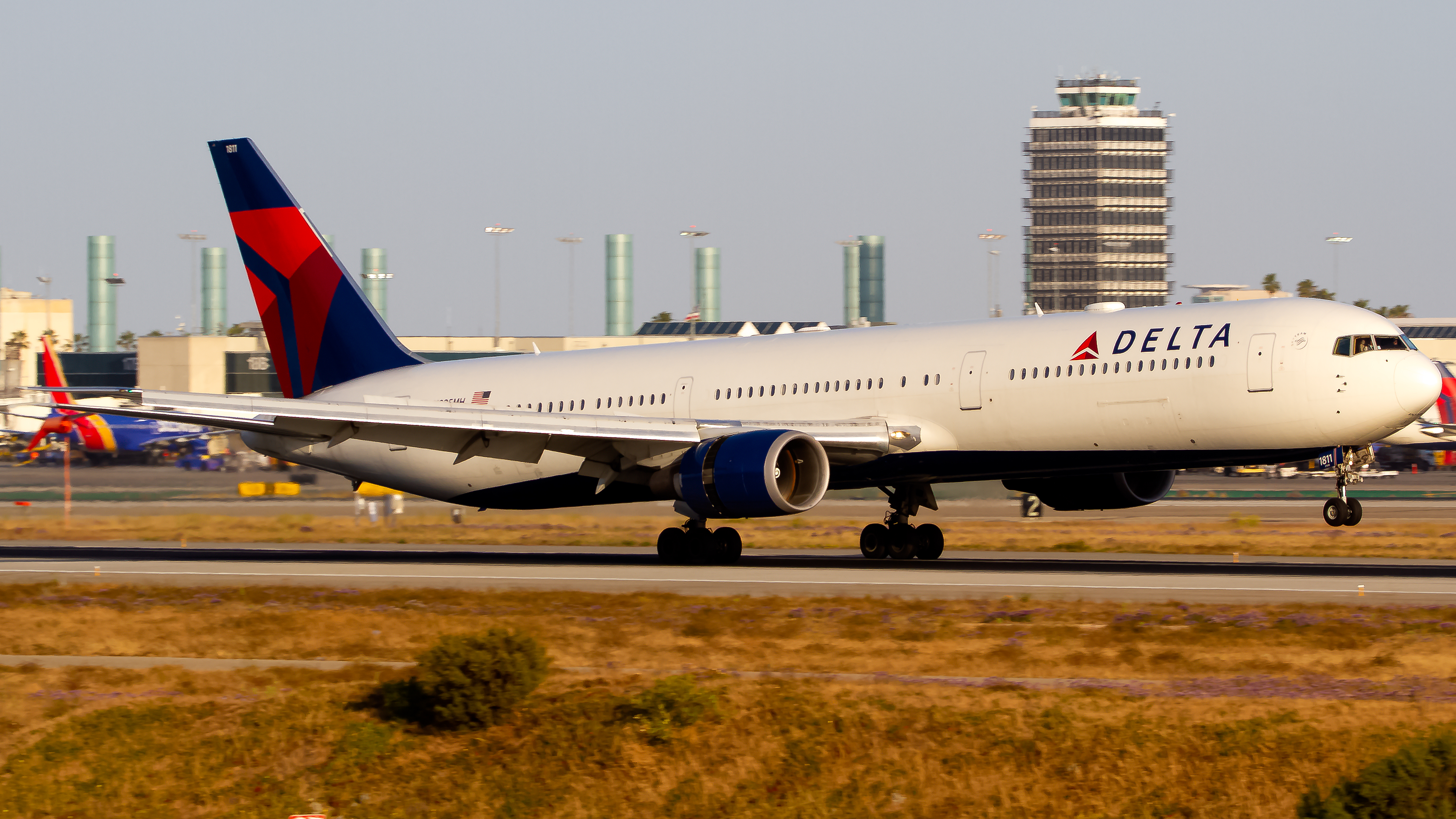 Full size: Delta Airlines Boeing 767-400ER N835MH at Los Angeles International Airport