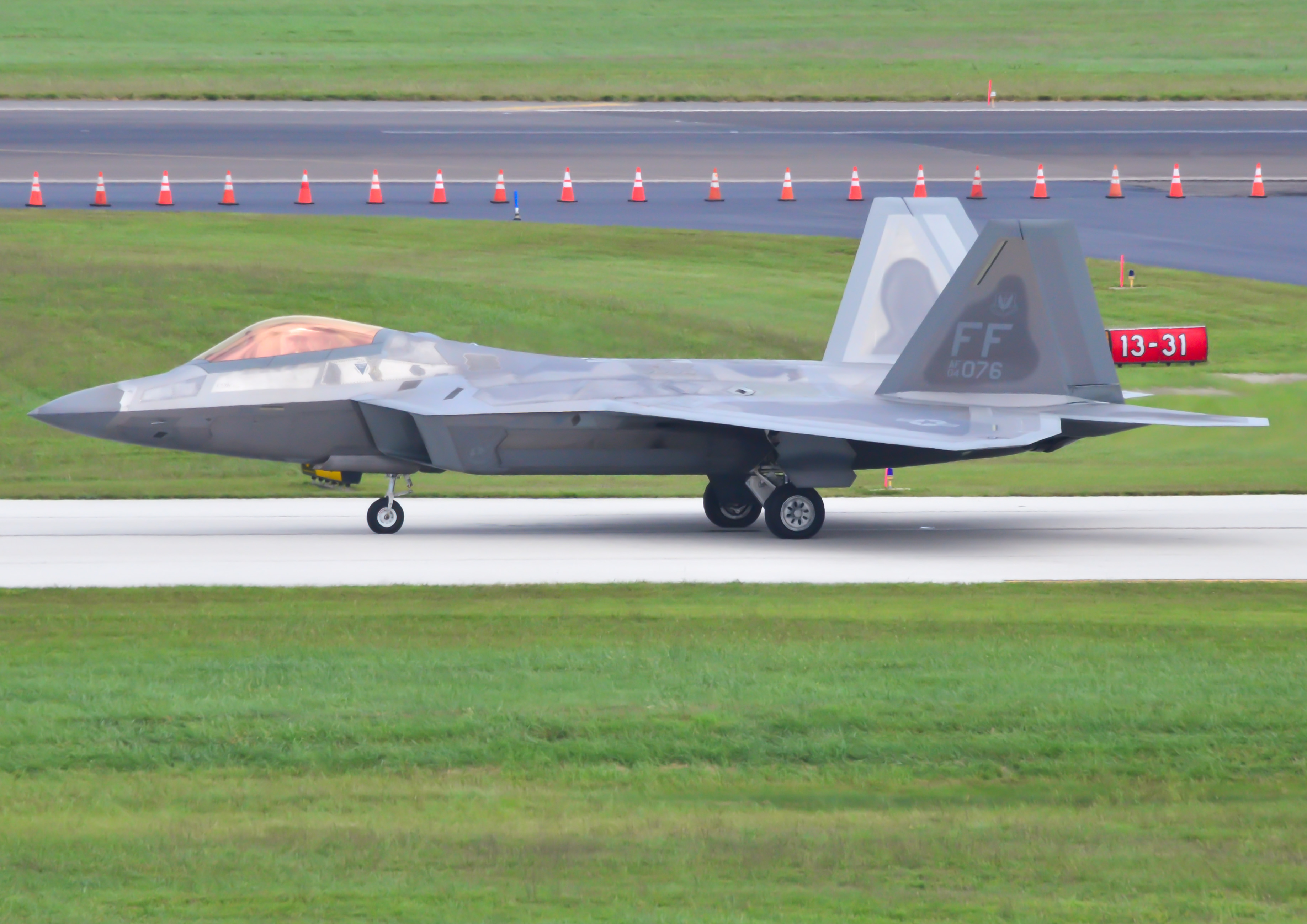 Full size: USAF - United States Air Force Lockheed Martin F-22A Raptor 044076 at Atlantic City International Airport