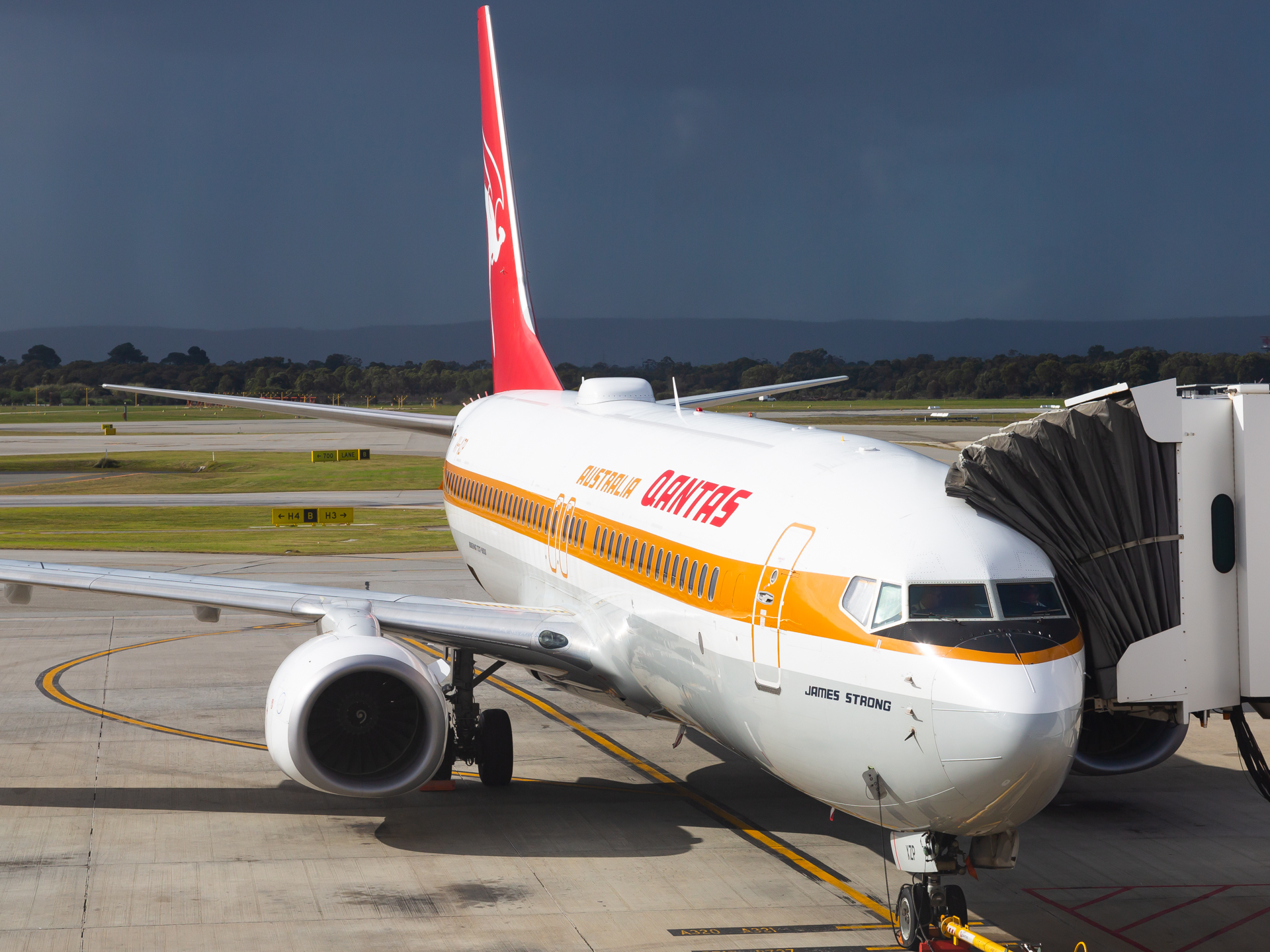 Full size: Qantas Airways Boeing 737-800 VH-XZP at Perth Airport