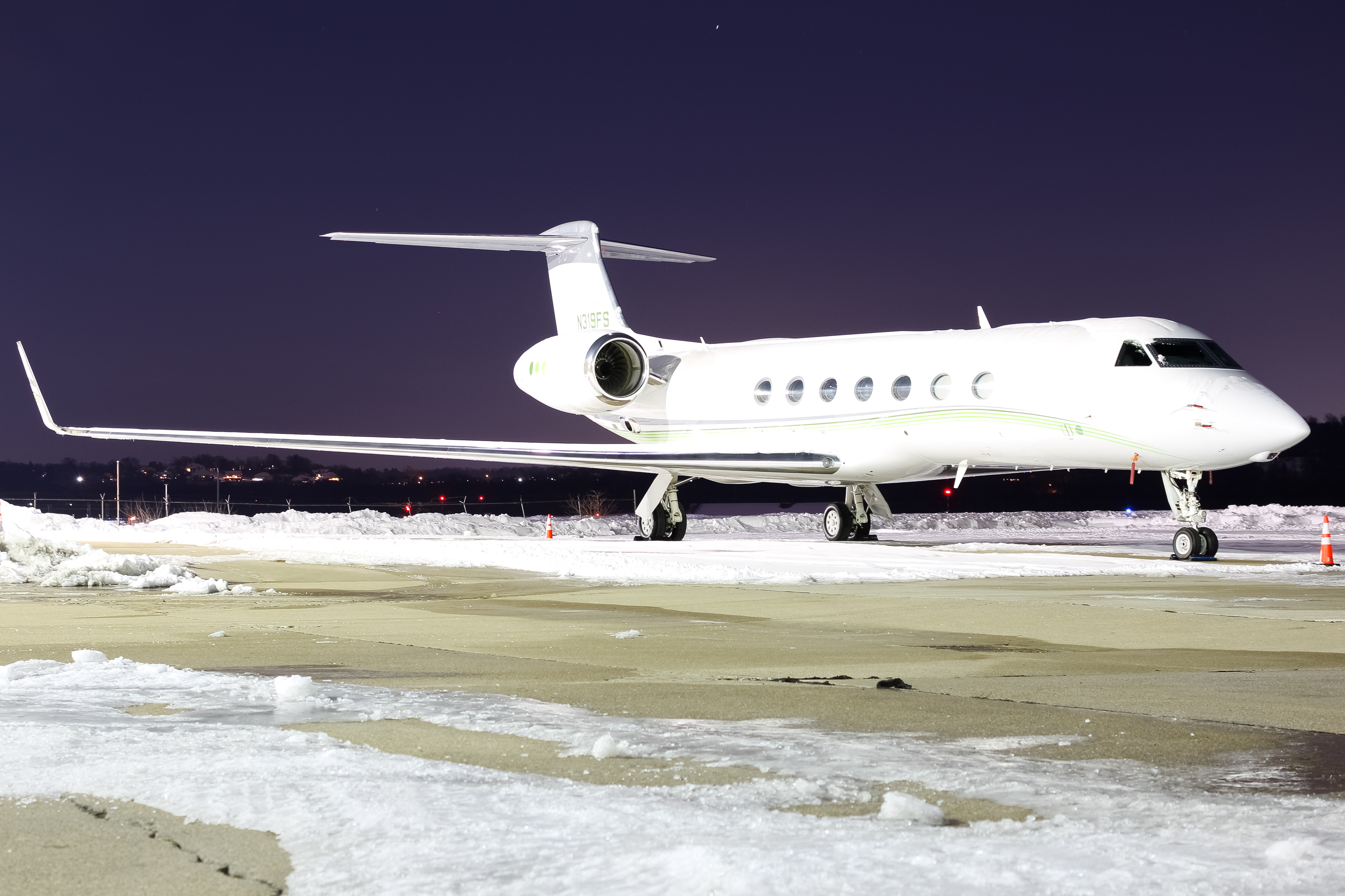 Full size: PRIVATE  Gulfstream G550 N319FS at Cincinnati Municipal Airport/Lunken Field