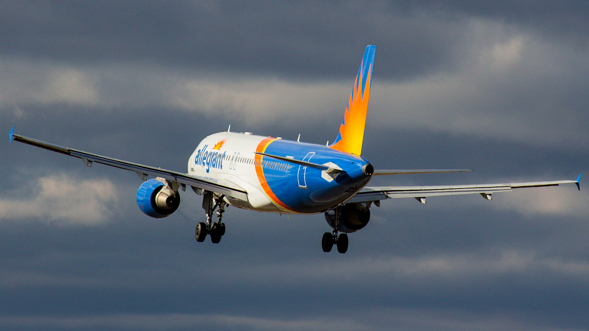 Full size: Allegiant Air Airbus A320 N260NV at Cincinnati/Northern Kentucky International Airport