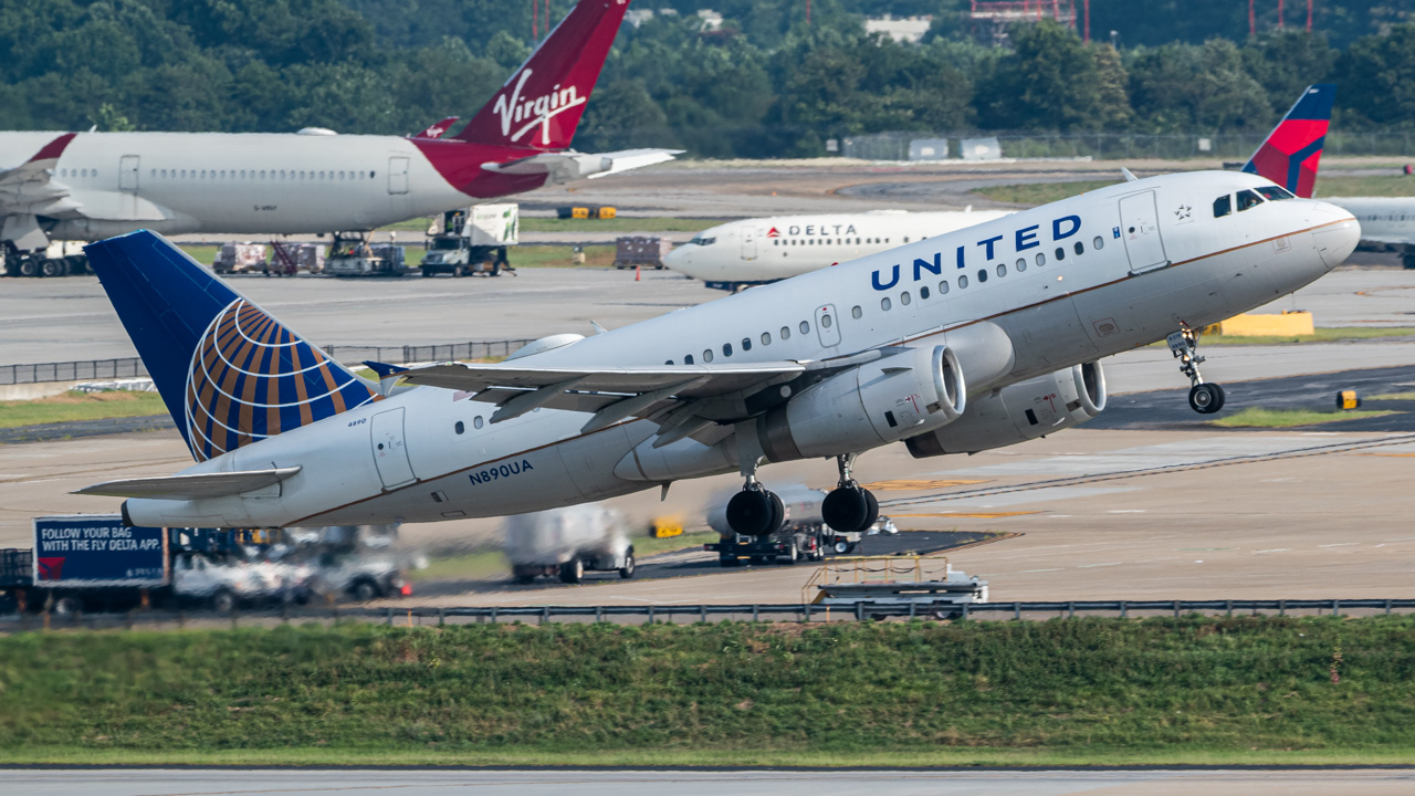 Full size: United Airlines Airbus A319 N890UA at Hartsfield-Jackson Atlanta International Airport