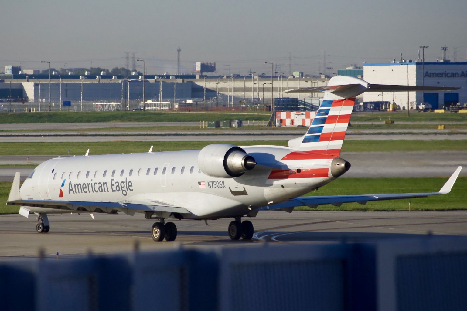 Full size: American Eagle Mitsubishi CRJ-700 n750sk at Chicago O'Hare International Airport