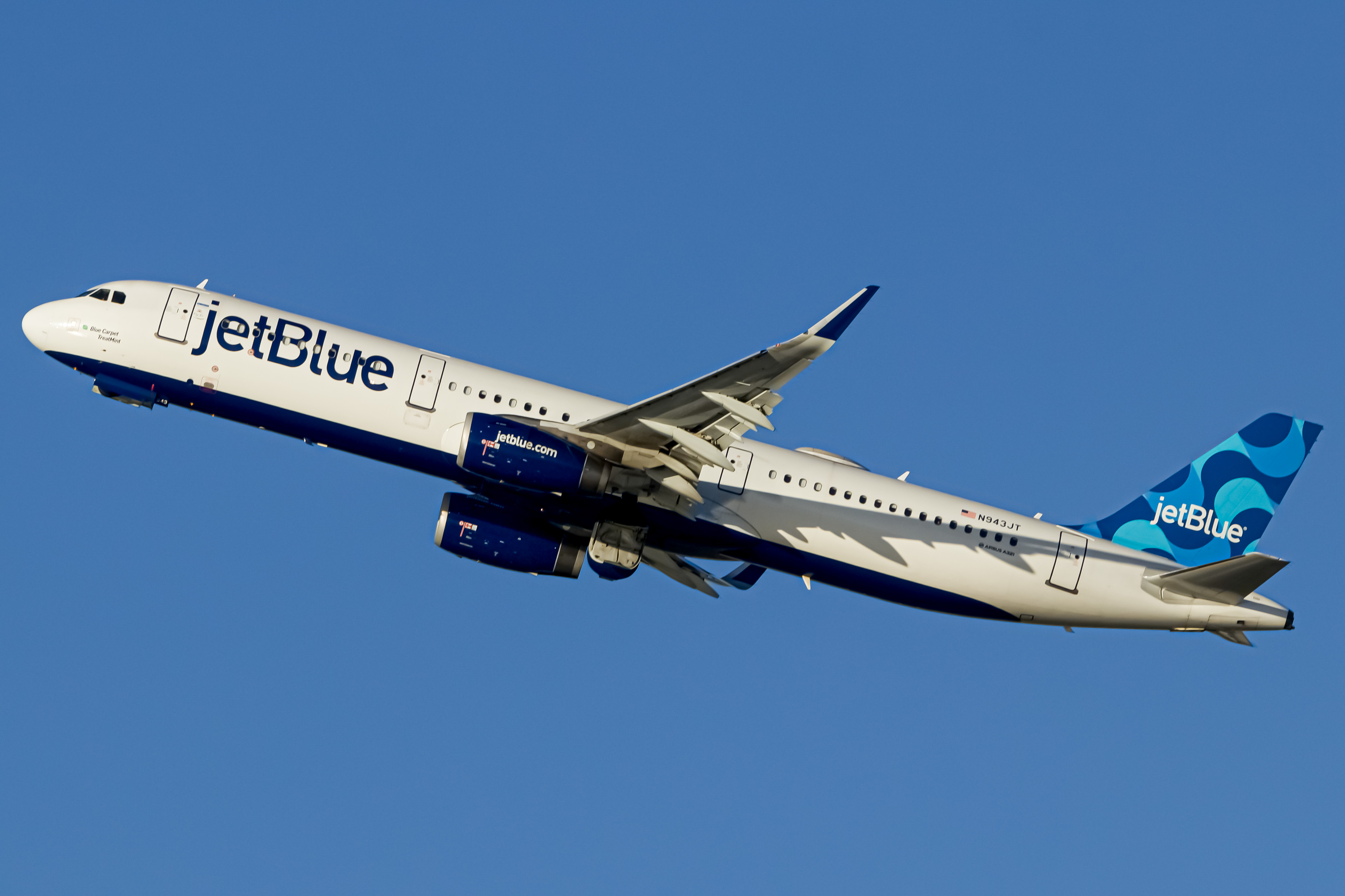 Full size: JetBlue Airways Airbus A321-200 N943JT at San Diego International Airport