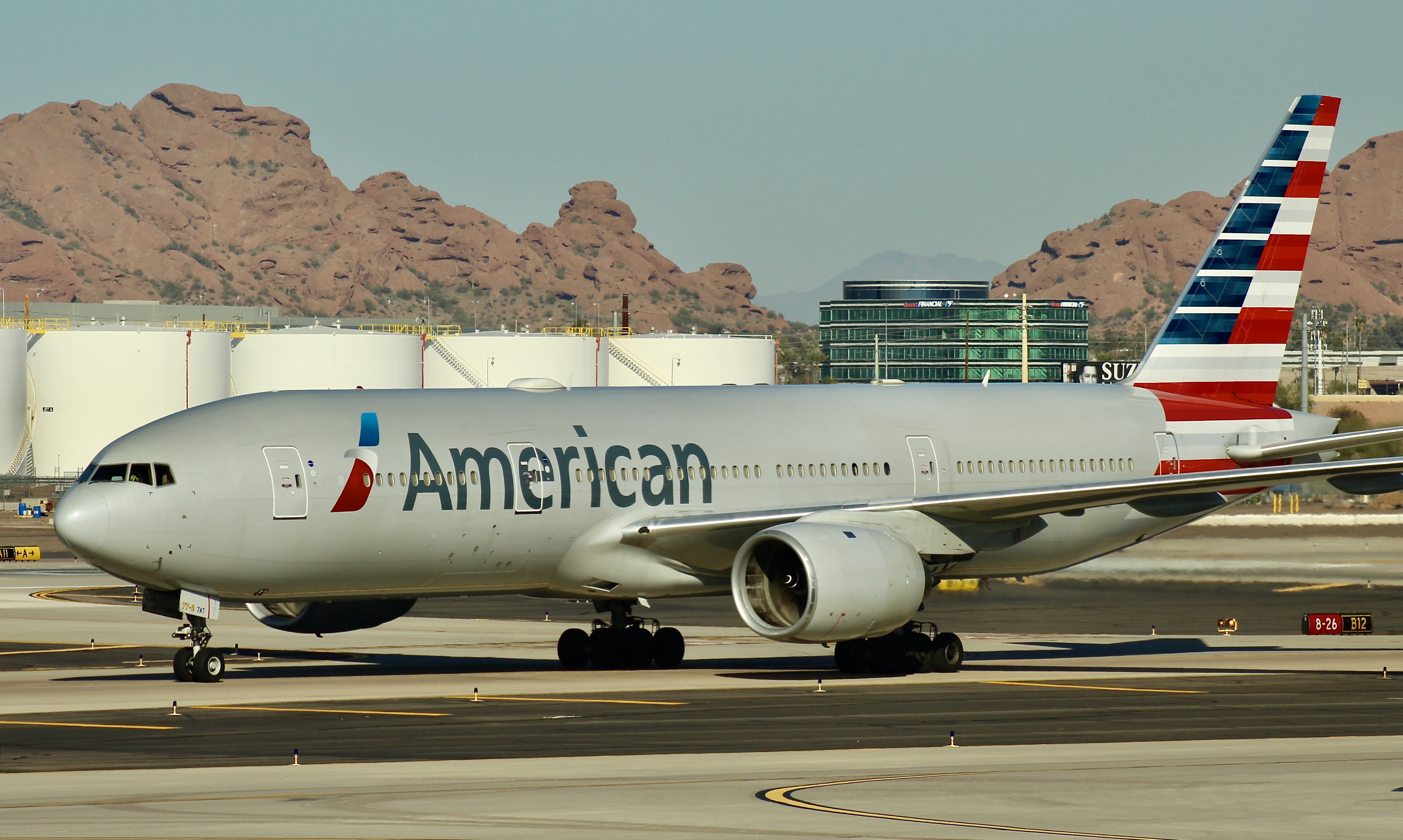 Full size: American Airlines  B772 N786AN at Phoenix Sky Harbor International Airport