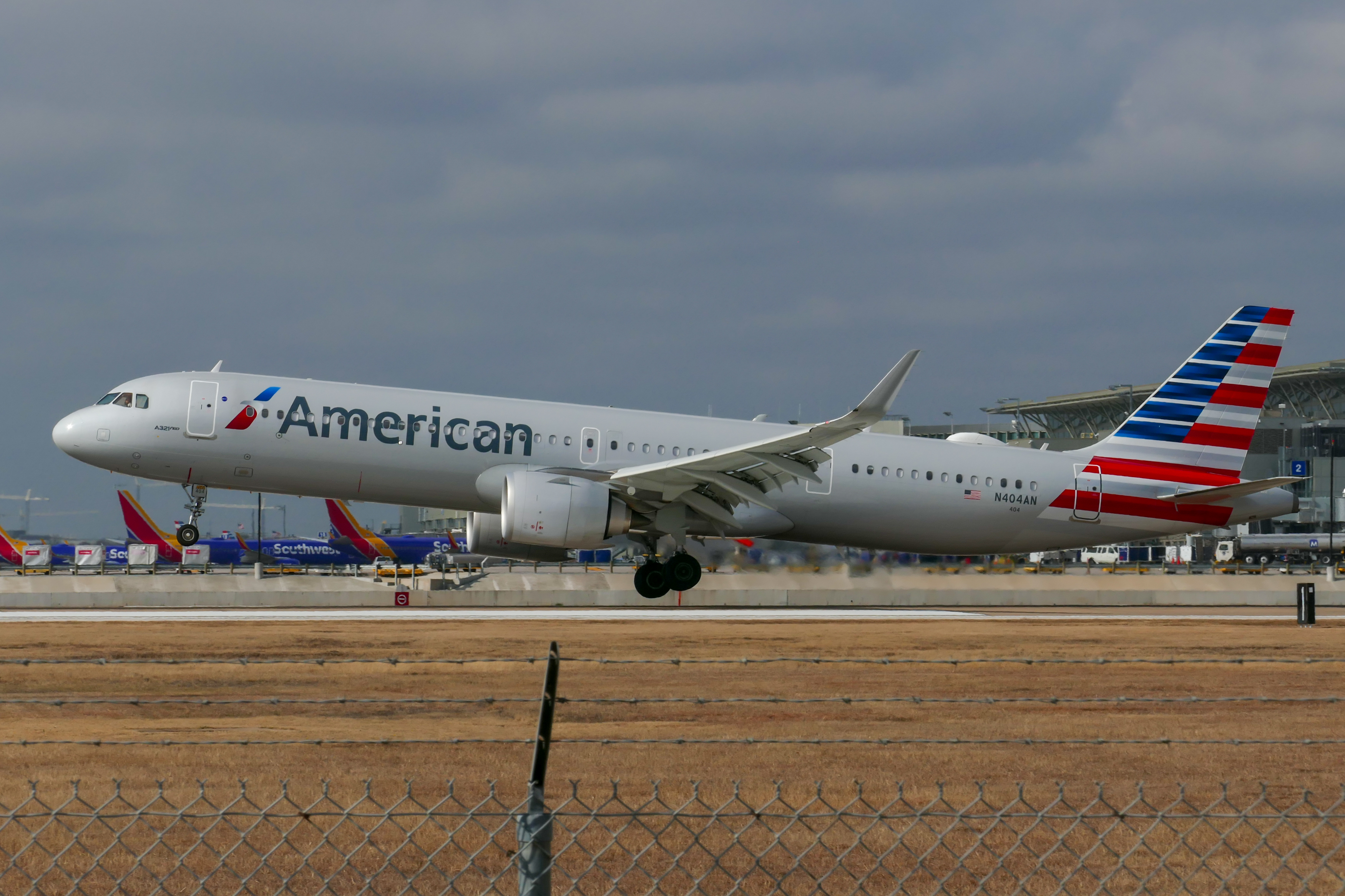 Full size: American Airlines Airbus A321NEO N404AN  at Austin-Bergstrom International Airport