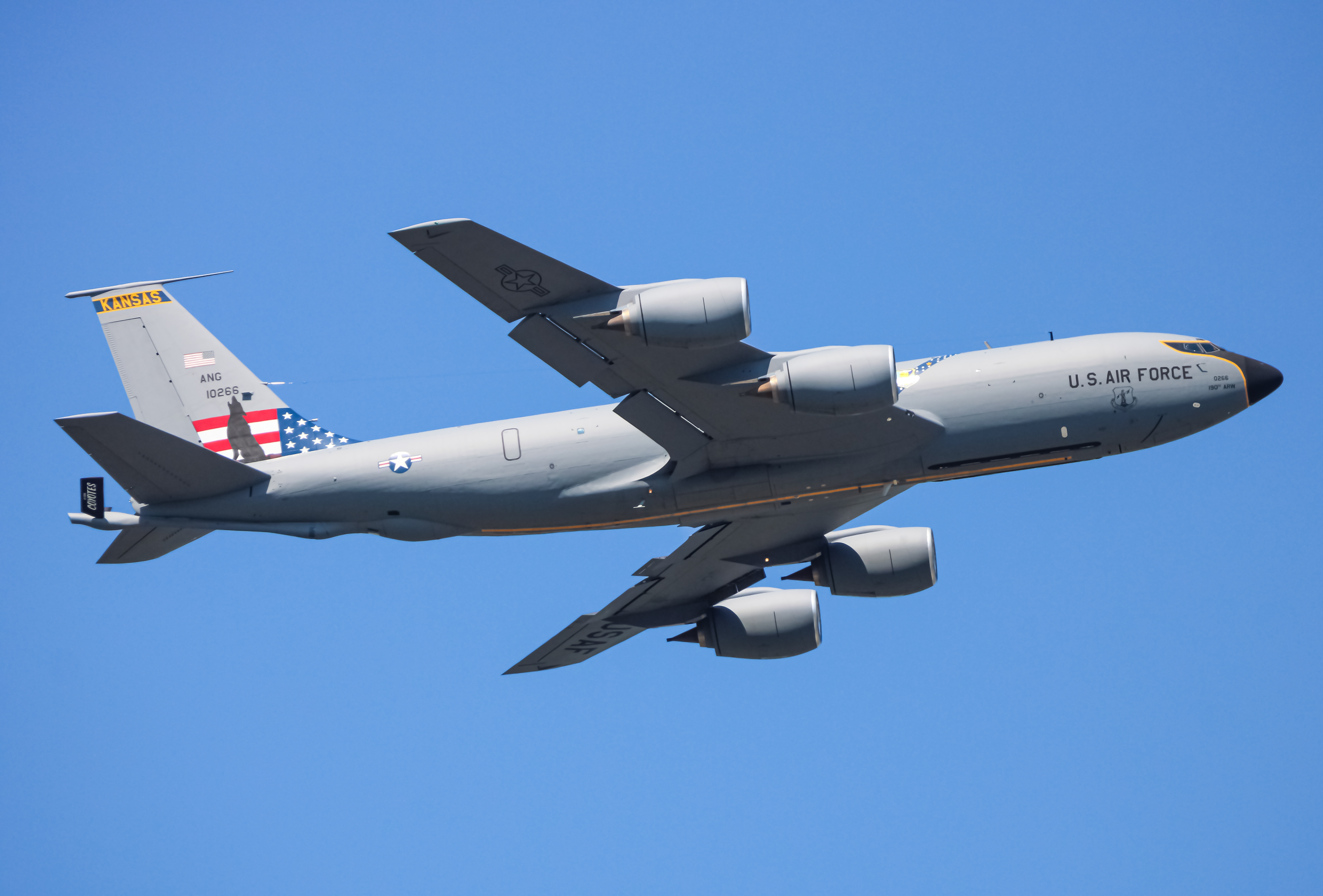 Full size: USAF - United States Air Force Boeing KC-135 Stratotanker 61-0266 at Joint Base Andrews