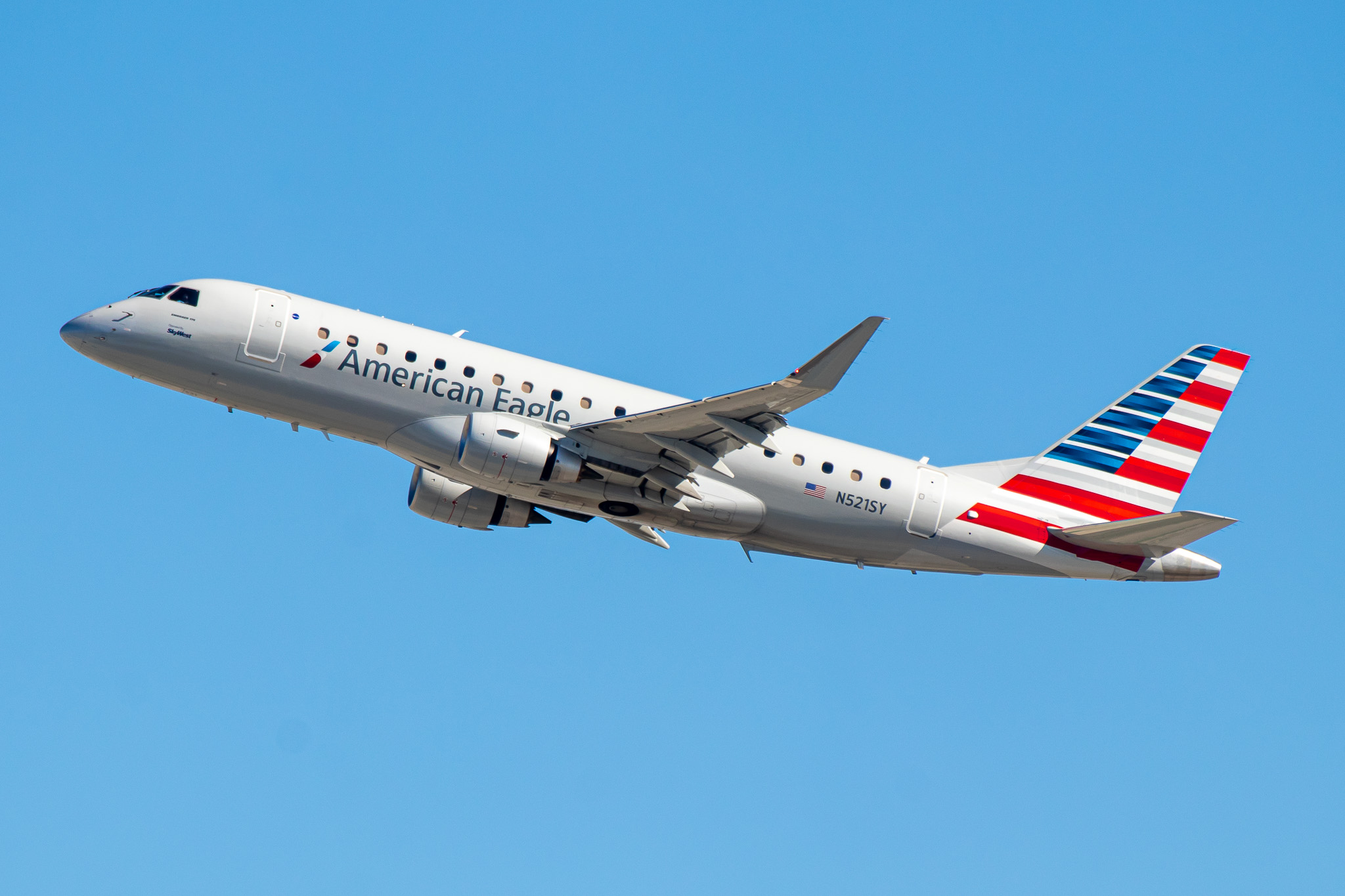 Full size: American Eagle Embraer E175 N521SY at Los Angeles International Airport