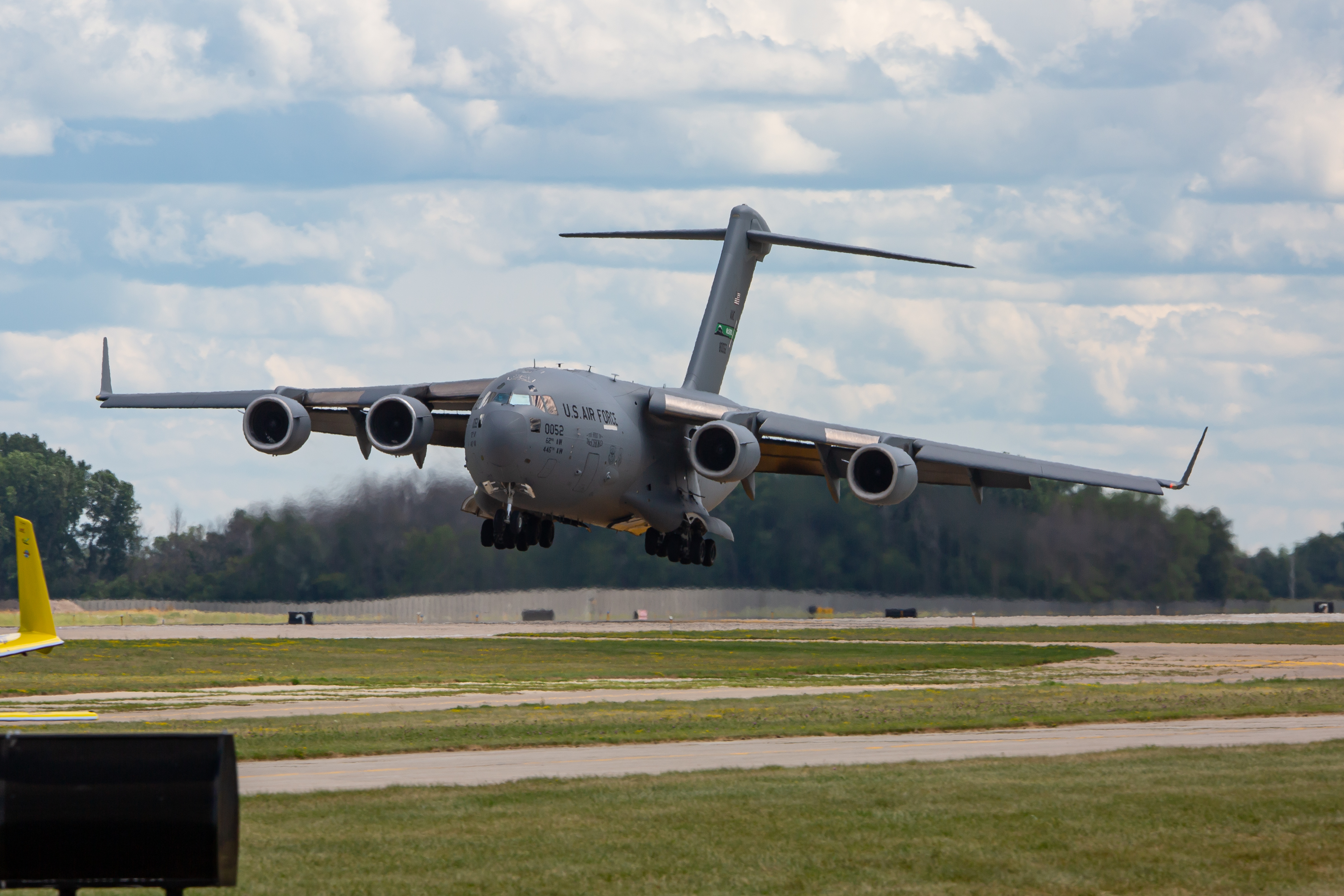 Full size: USAF - United States Air Force Boeing C-17 Globemaster III 98-0052 at Wittman Regional Airport