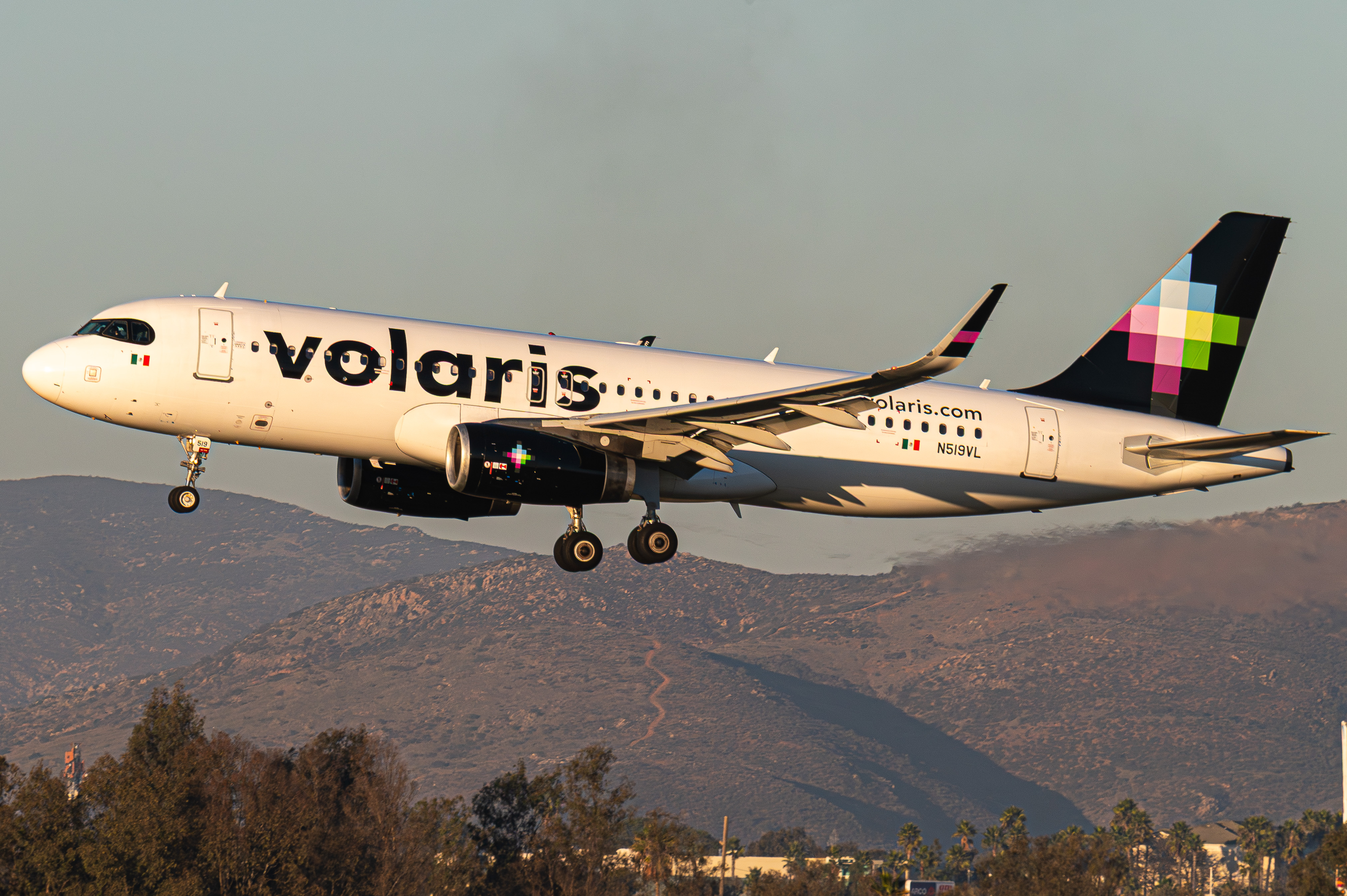 Full size: Volaris Airbus A320 N519VL at Tijuana International Airport