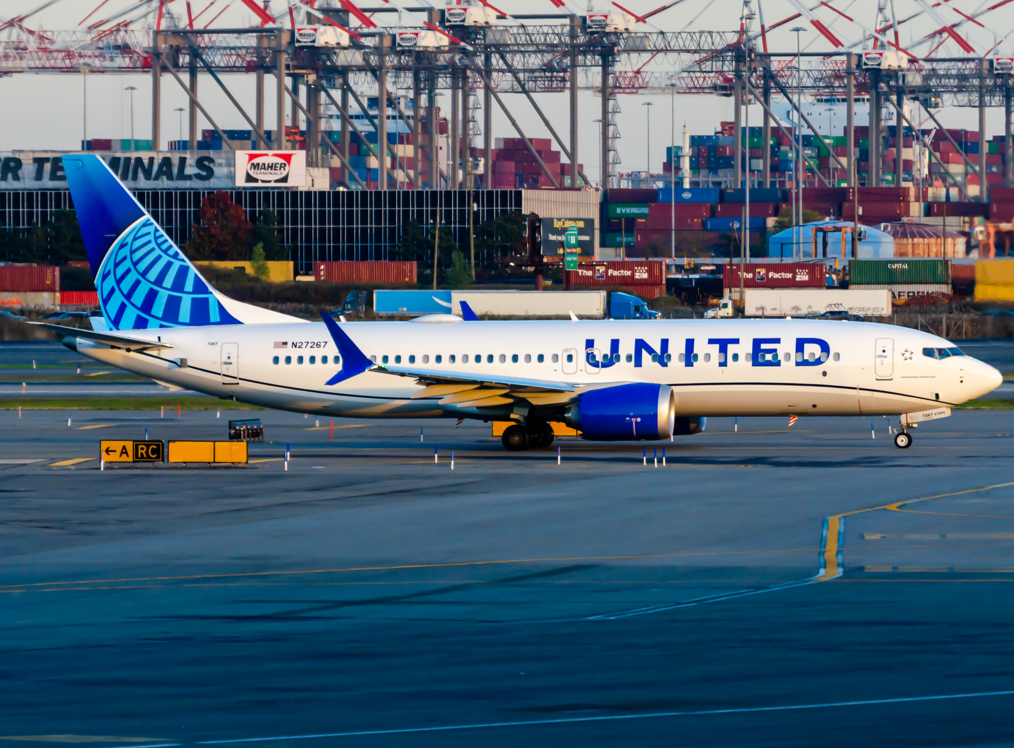 Full size: United Airlines Boeing 737 MAX 8 N27267 at Newark Liberty International Airport
