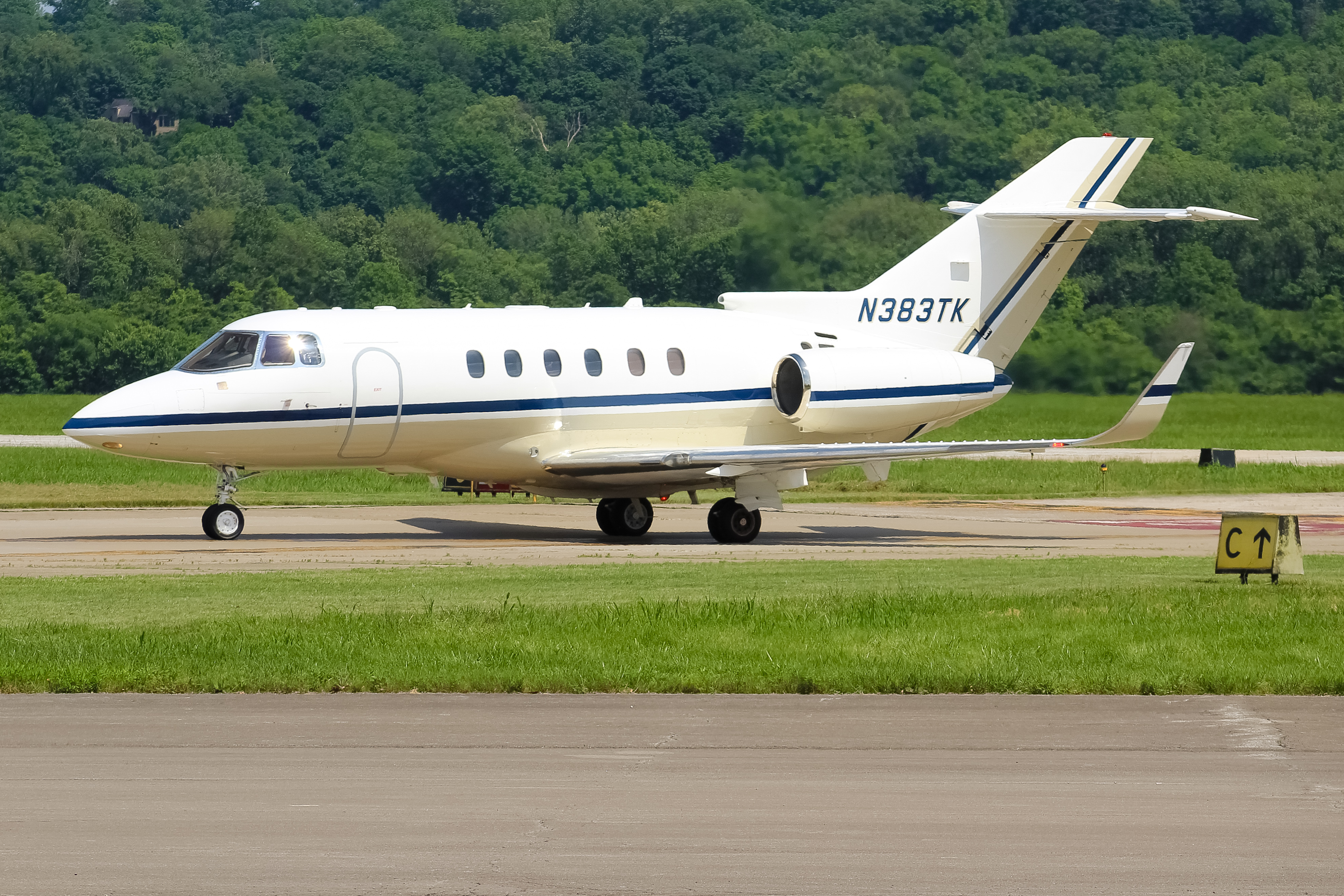 Full size: PRIVATE  Beechcraft Hawker 850XP N383TK at Cincinnati Municipal Airport/Lunken Field