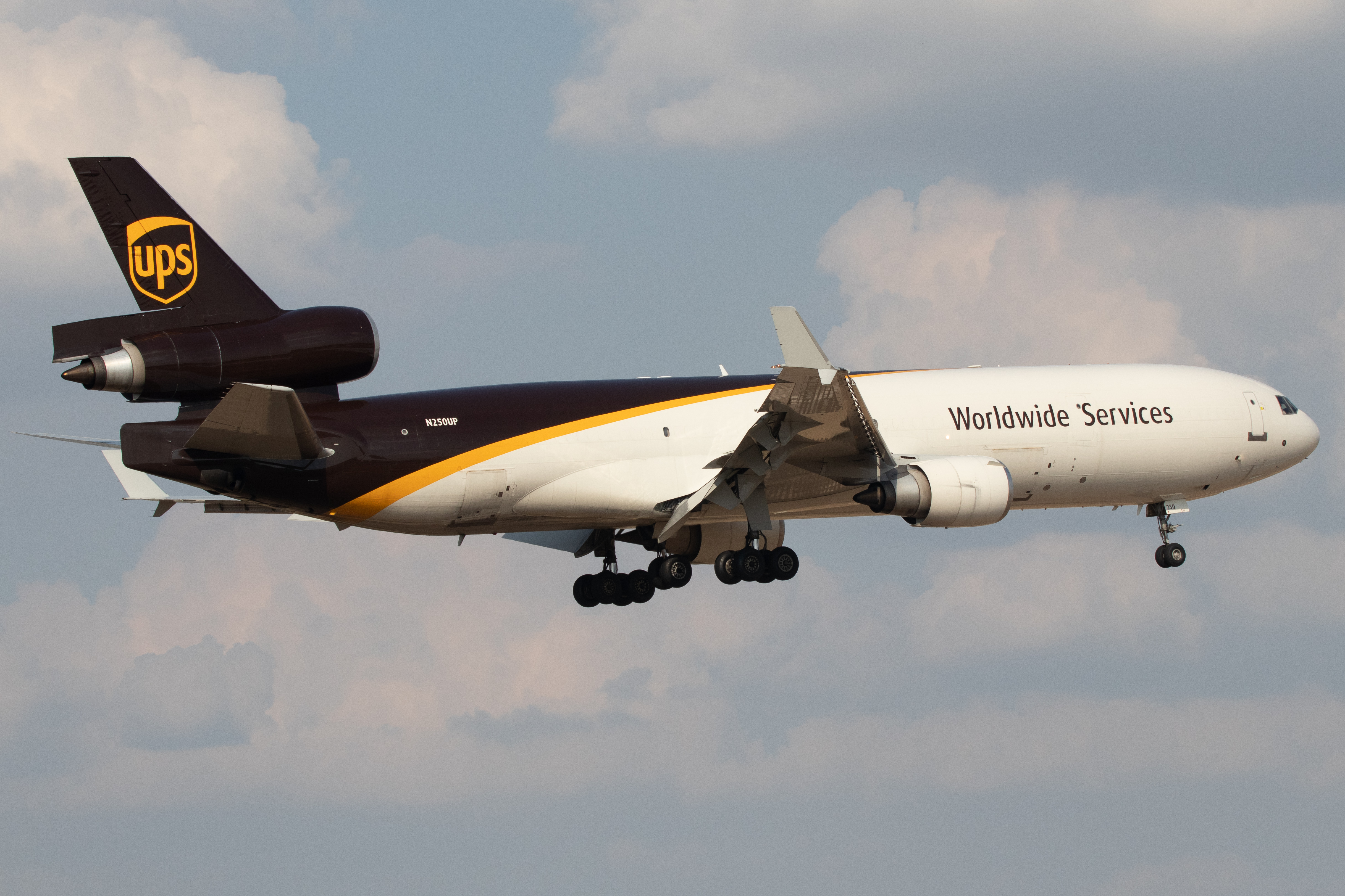 Full size: United Parcel Service McDonnell Douglas MD-11F N250UP at San Antonio International Airport