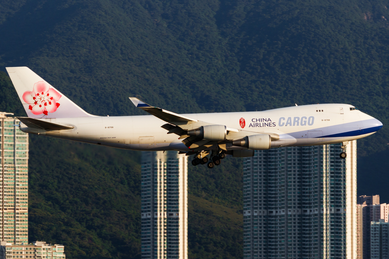 Full size: China Airlines Cargo Boeing 747-400F B-18708 at Hong Kong International Airport