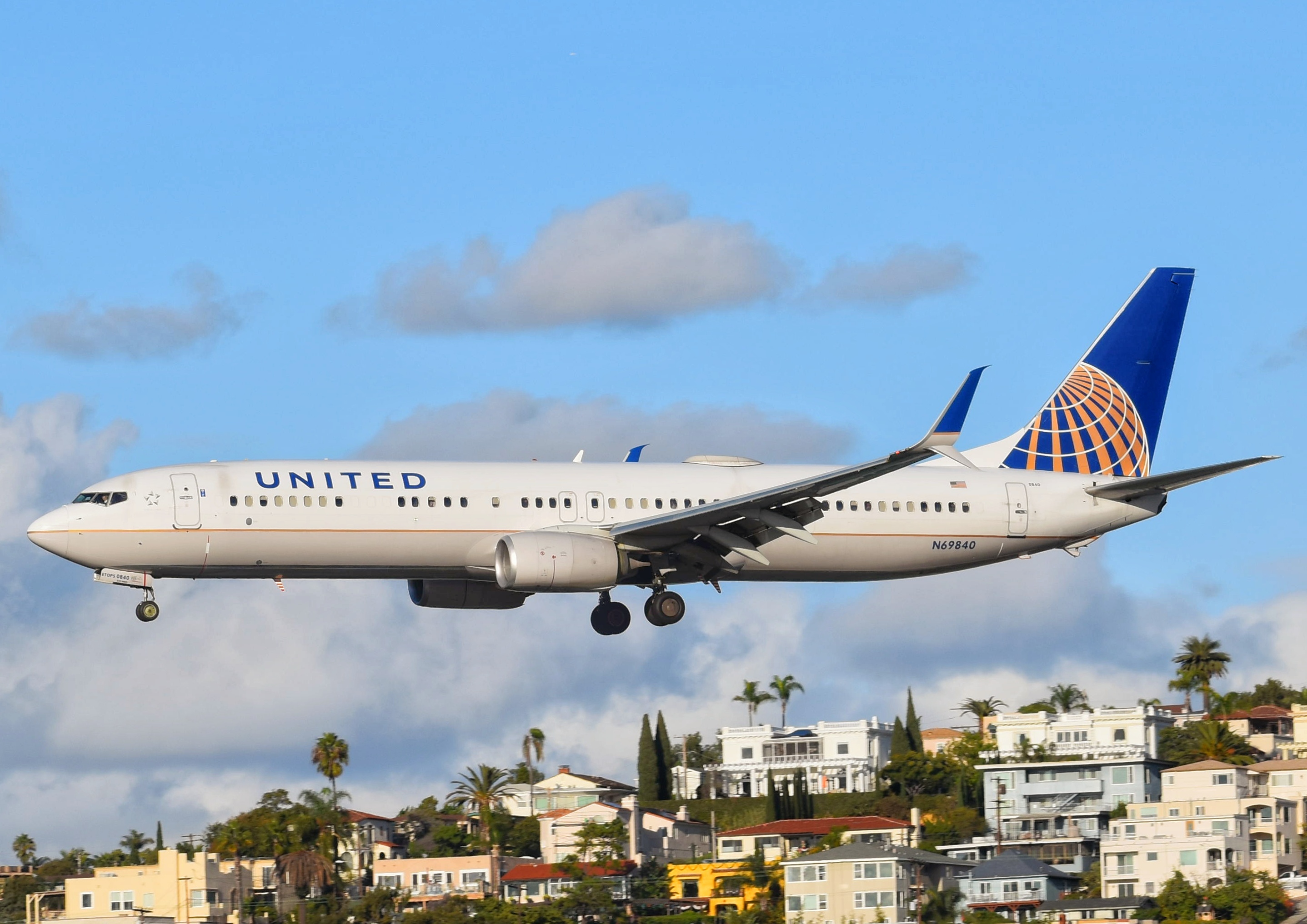 Full size: United Airlines Boeing 737-900ER N69840 at San Diego International Airport