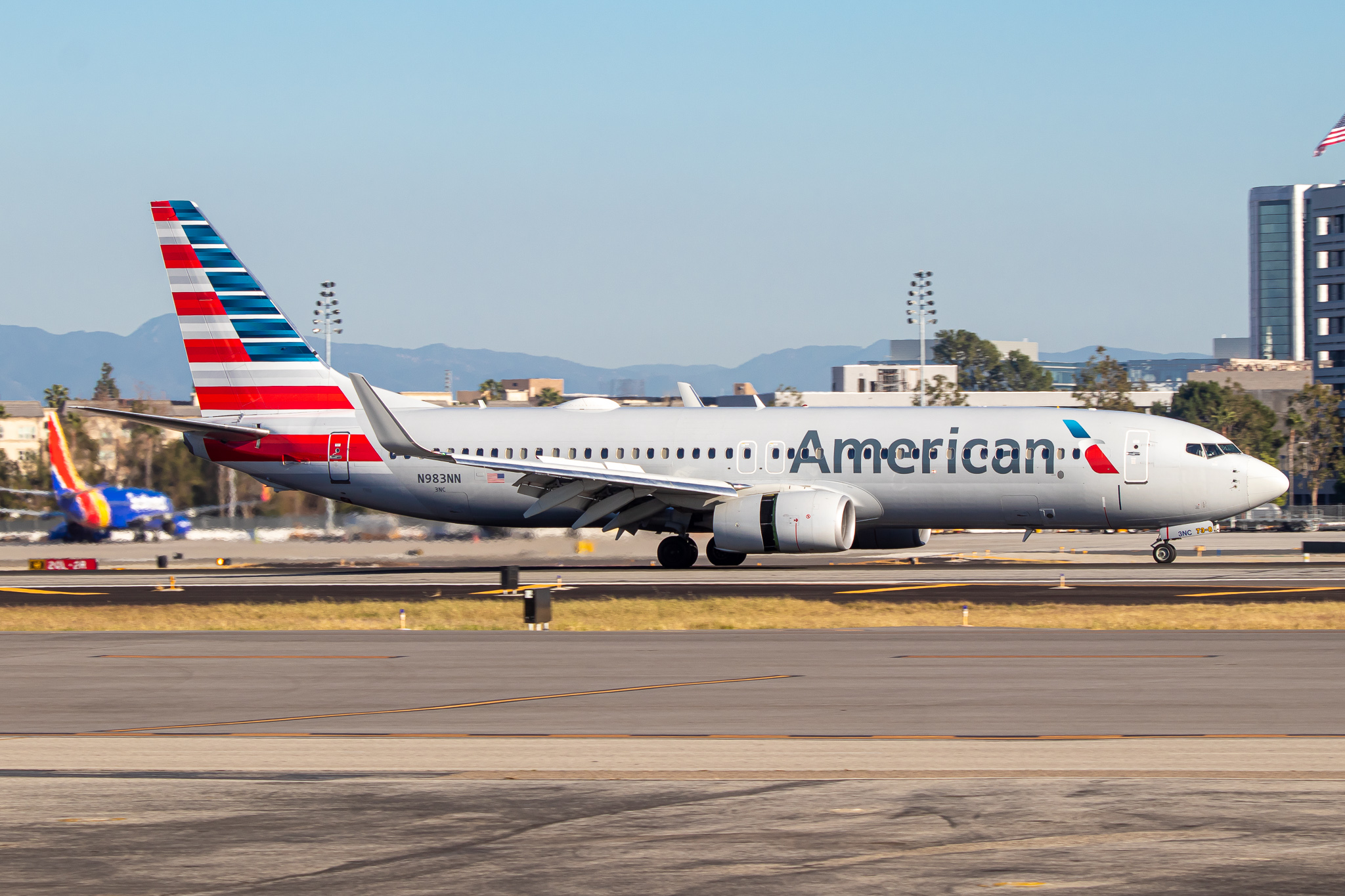 Full size: American Airlines Boeing 737-800 N983NN at John Wayne/Orange County Airport