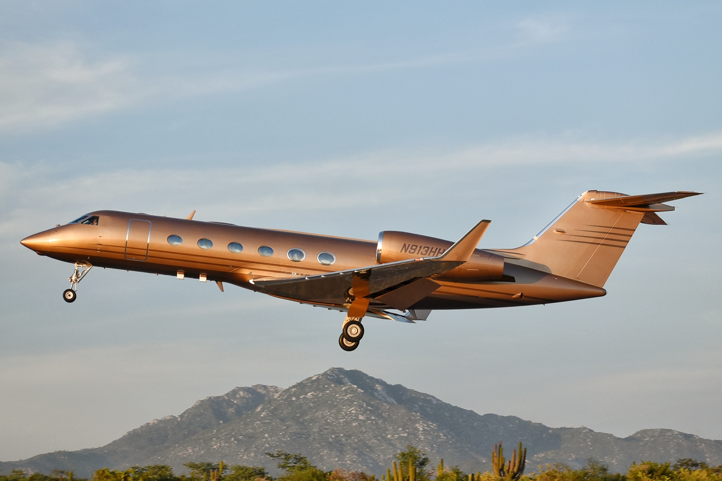 Full size: PRIVATE Gulfstream IV N913HH at Aeropuerto de Cabo San Lucas Internacional