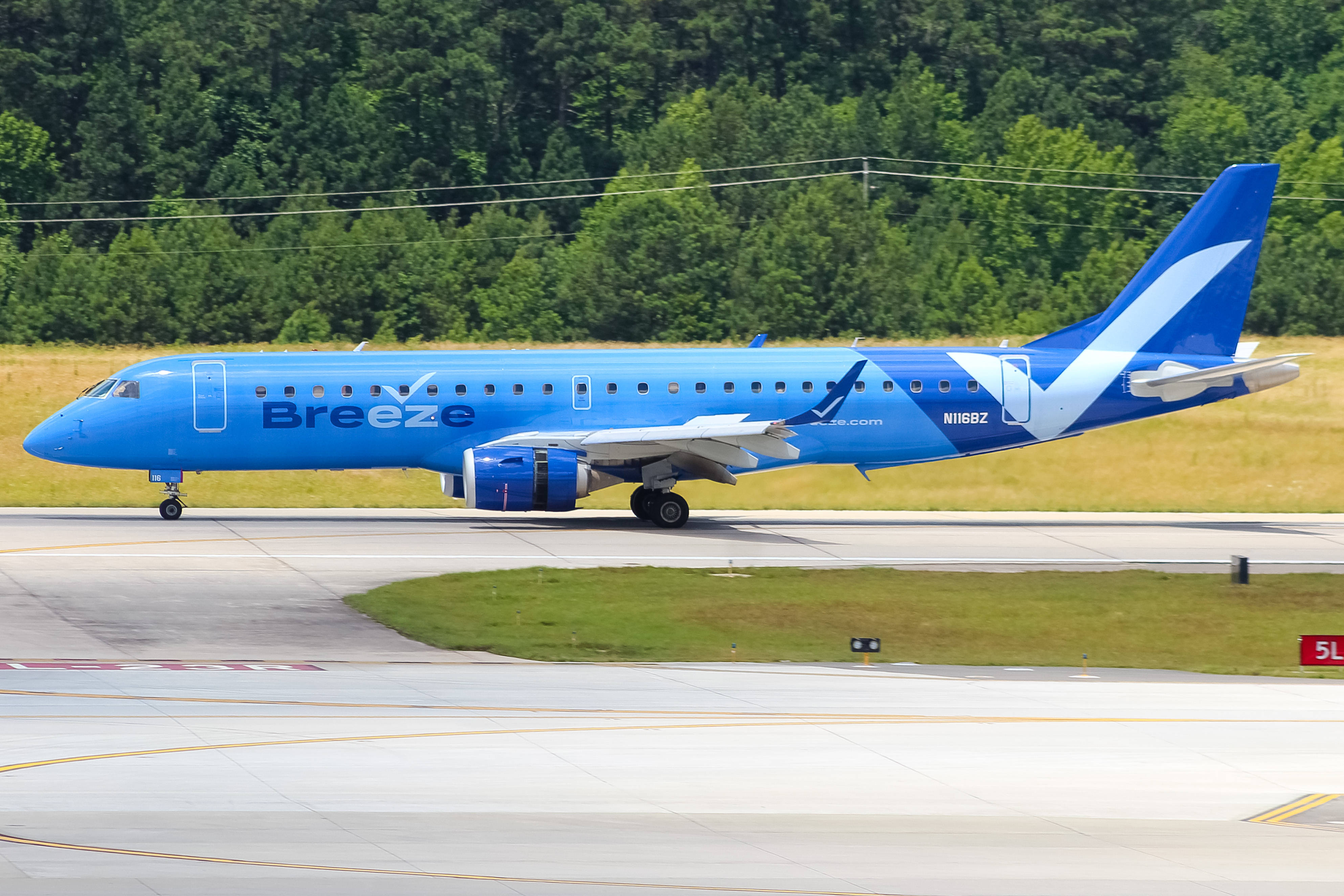 Full size: Breeze Airways Embraer E190 N116BZ at Raleigh-Durham International Airport