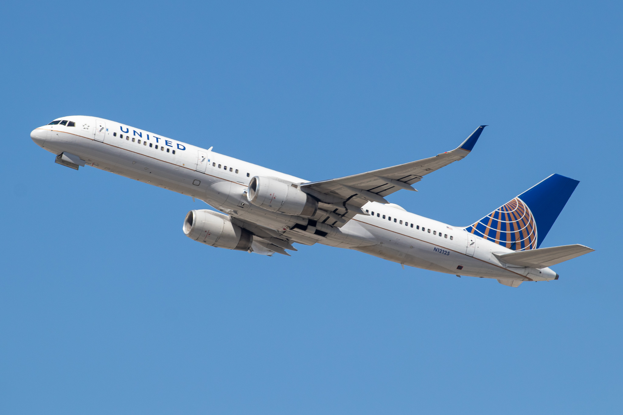 Full size: United Airlines Boeing 757-200 N12125 at Los Angeles International Airport