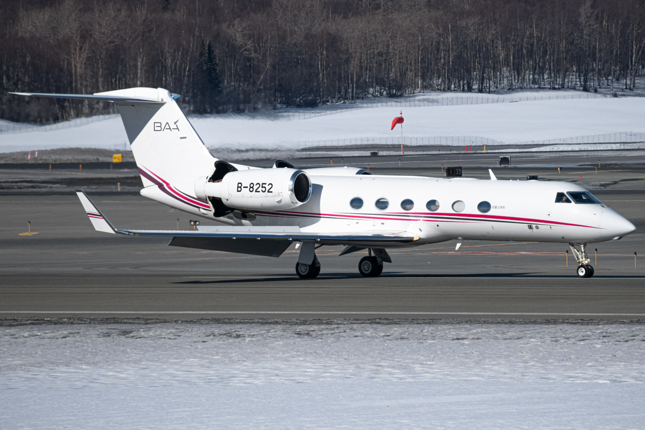 Full size: PRIVATE Gulfstream G450 B-8252 at Anchorage Ted Stevens International Airport