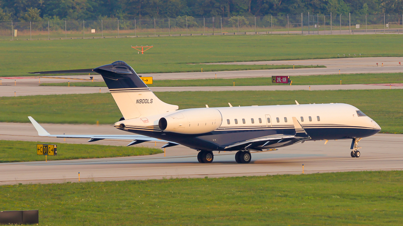 Full size: PRIVATE Bombardier Global 6000 N900LS at John Glenn Columbus International Airport