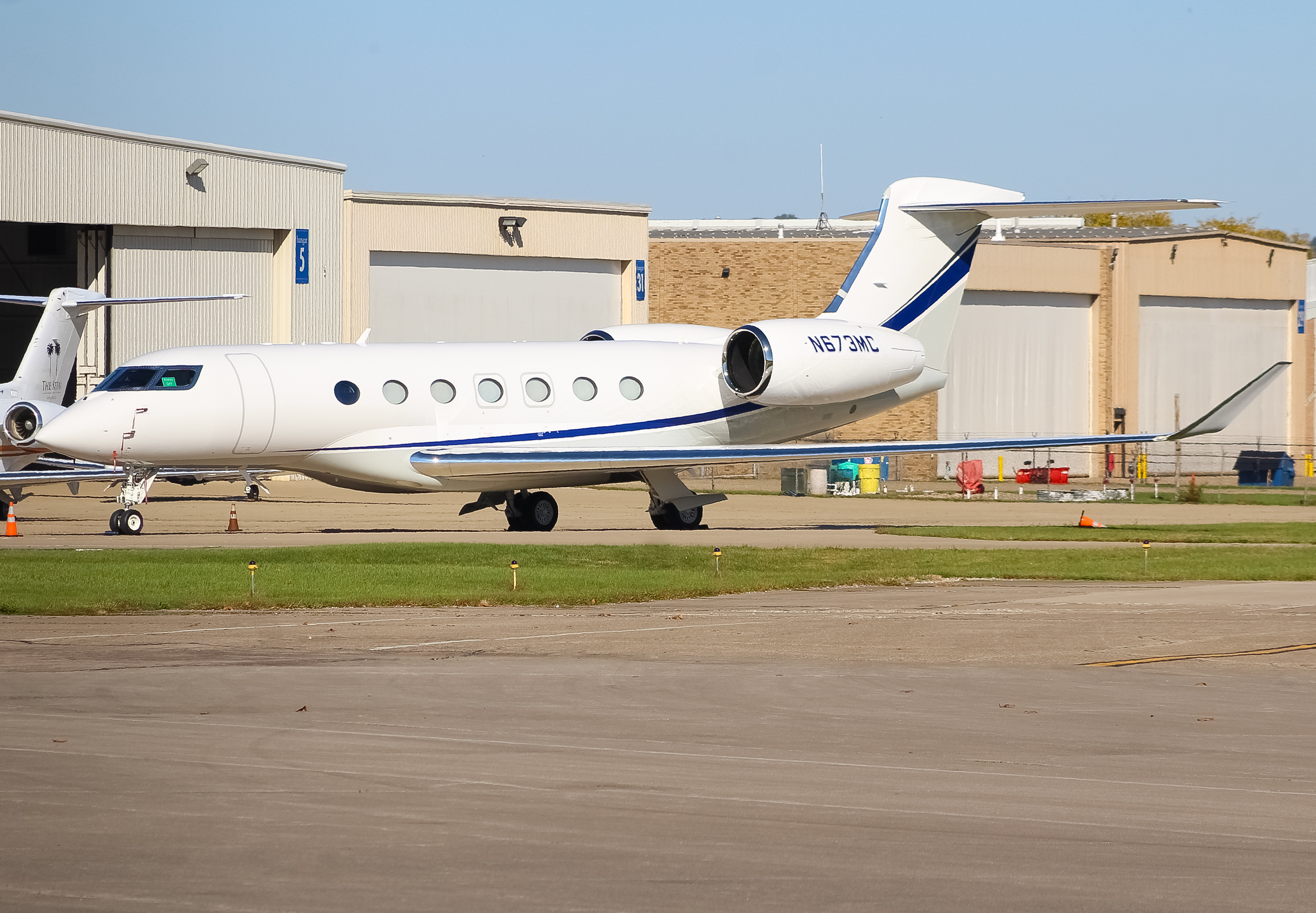 Full size: PRIVATE  Gulfstream G600 N673MC at Cincinnati Municipal Airport/Lunken Field
