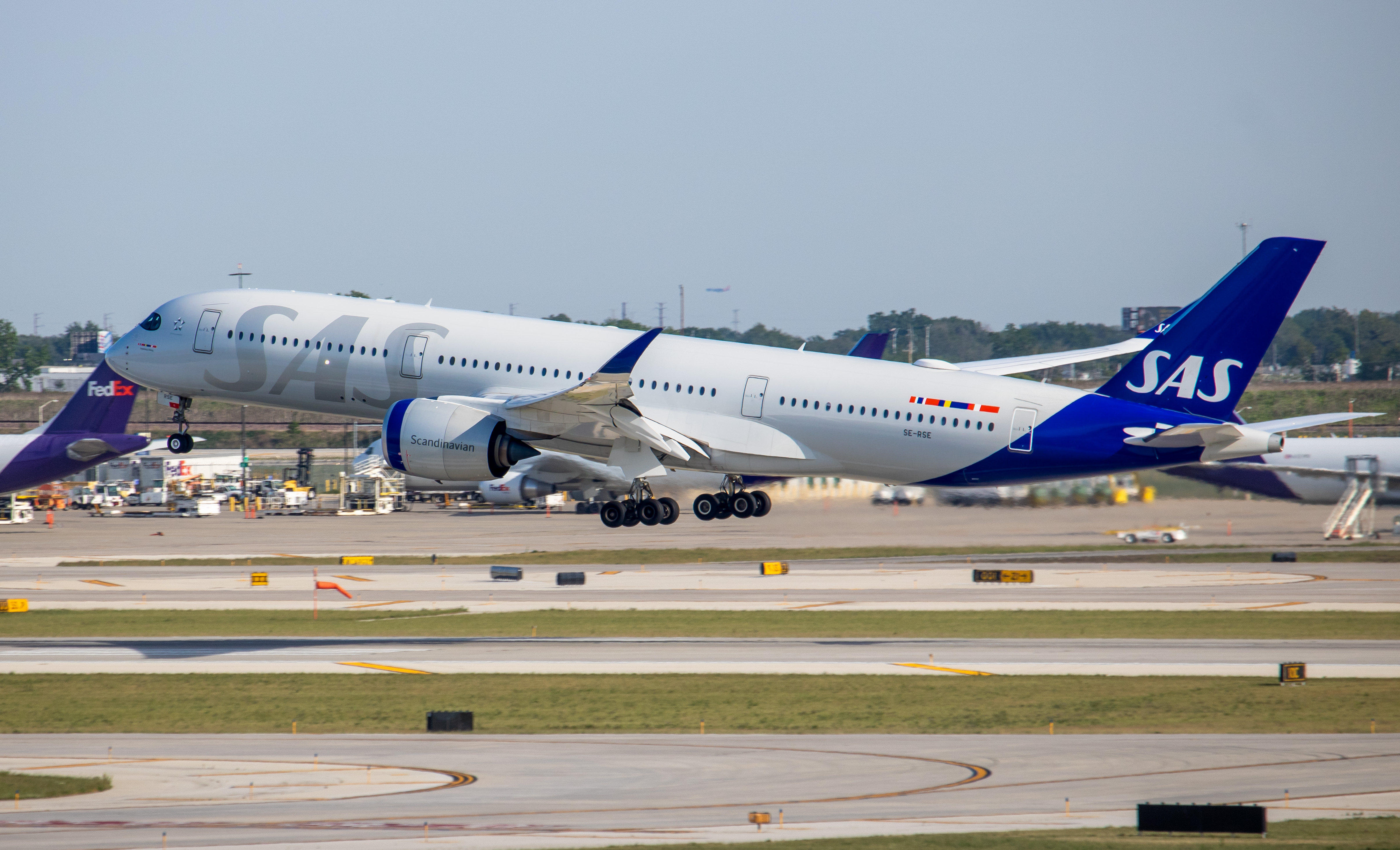 Full size: Scandinavian Airlines Airbus A350-900 SE-RSE at Chicago O'Hare International Airport