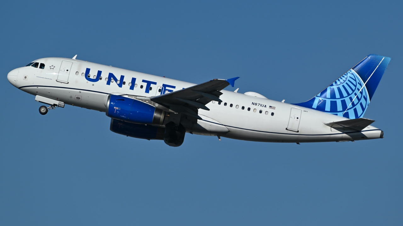 Full size: United Airlines Airbus A319 N871UA at Reno/Tahoe International Airport