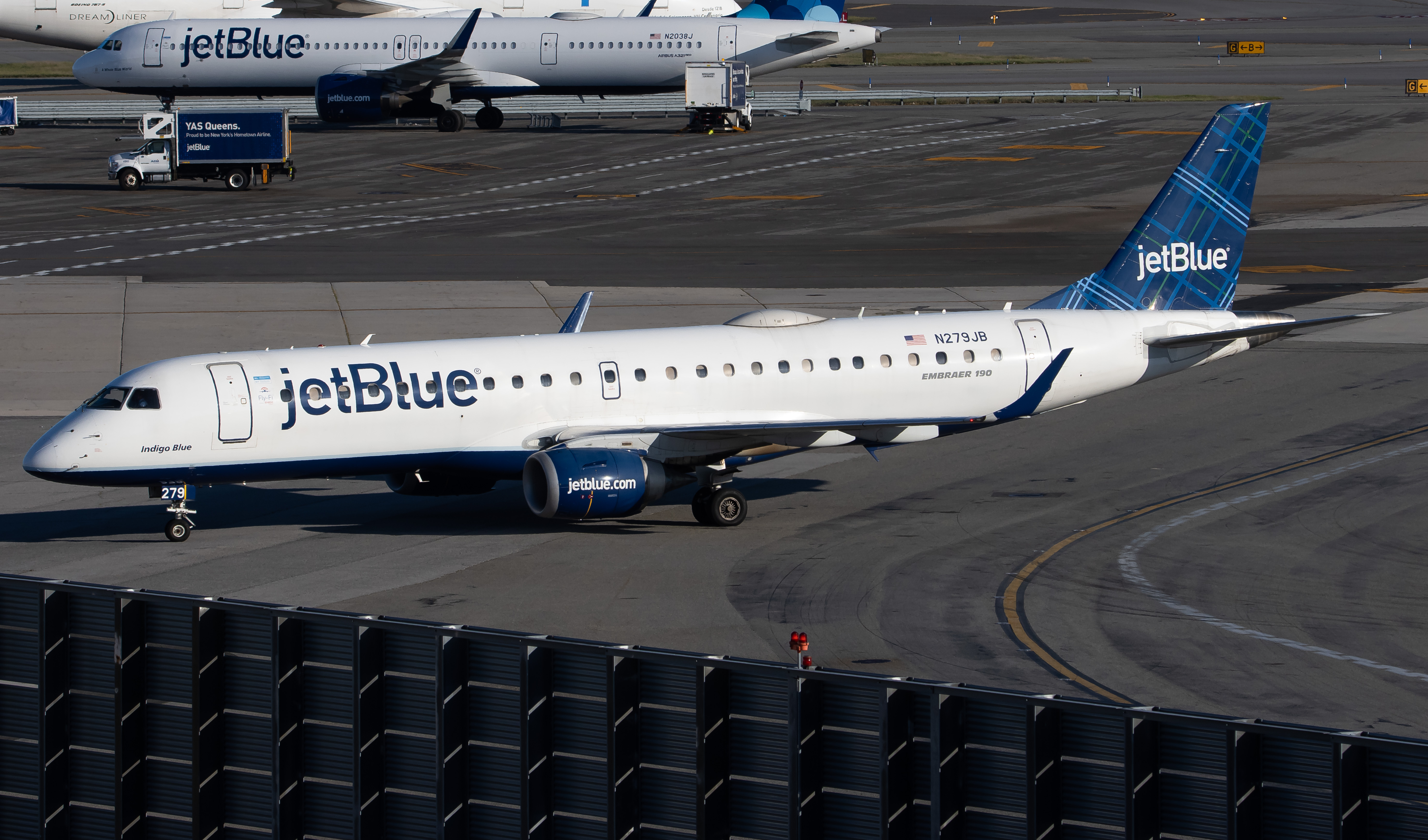 Full size: JetBlue Airways Embraer E190 N279JB at John F. Kennedy International Airport