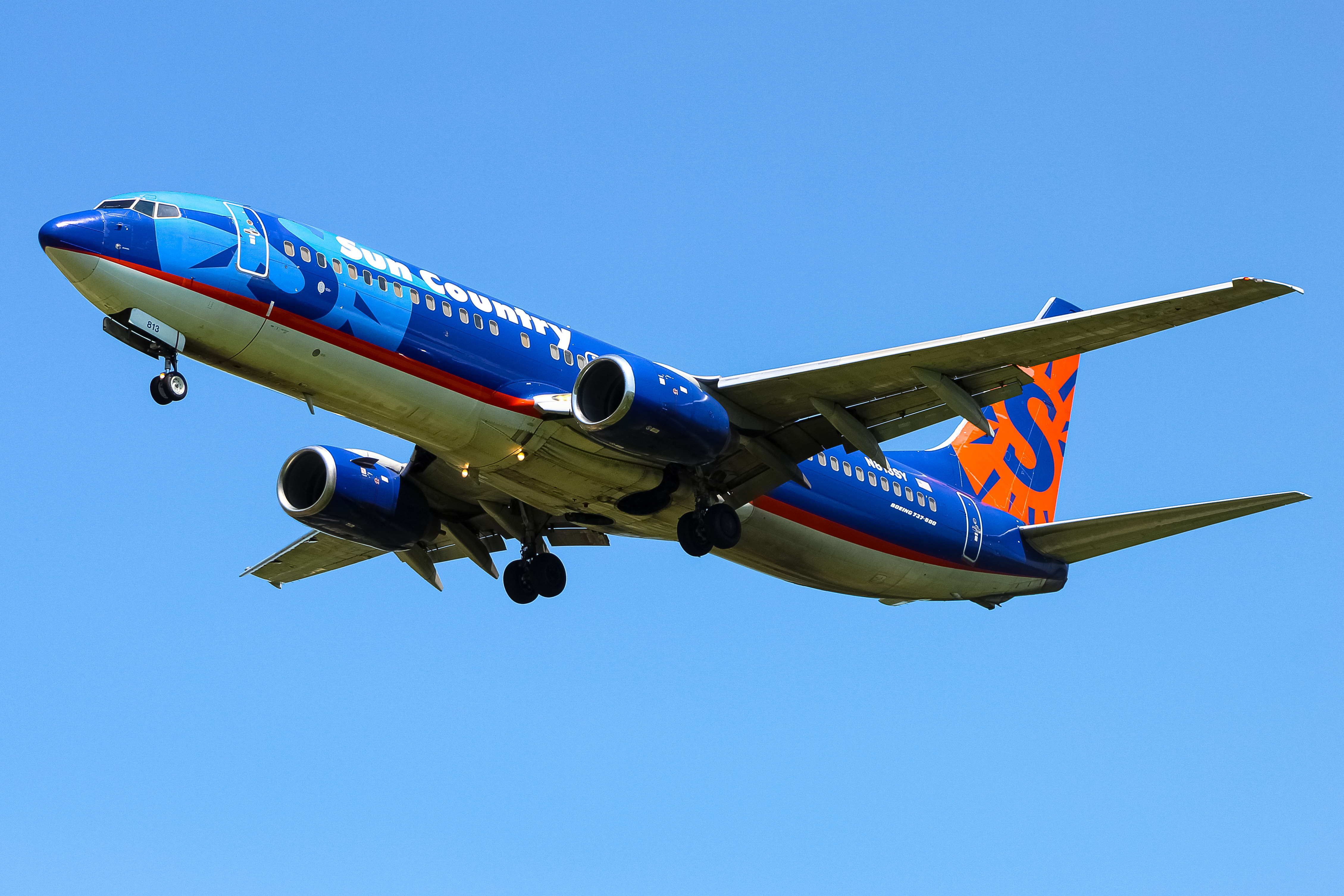 Full size: Sun Country Airlines Boeing 737-800 N813SY at Cincinnati Municipal Airport/Lunken Field